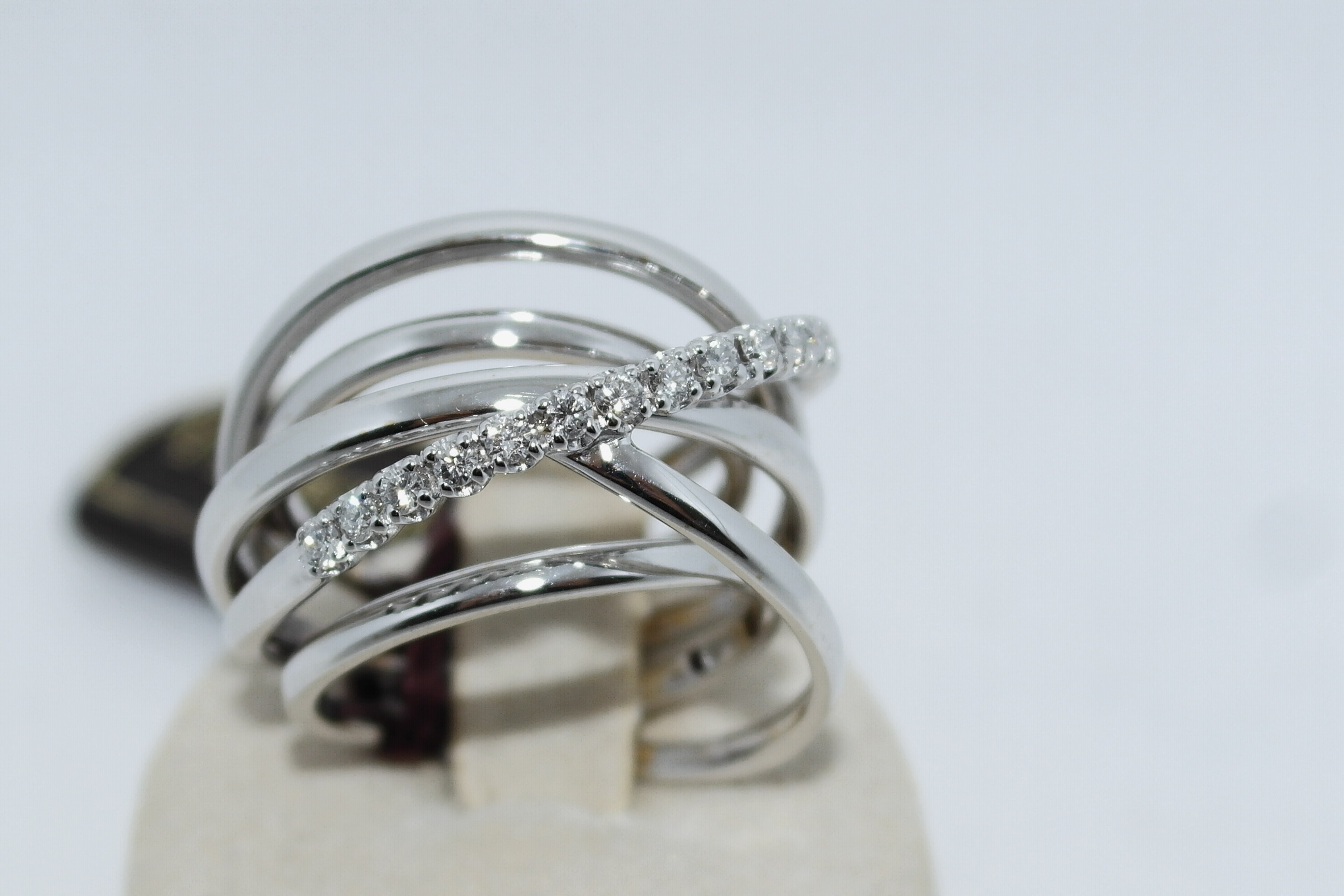 Anello fantasia in oro 18kt e diamanti