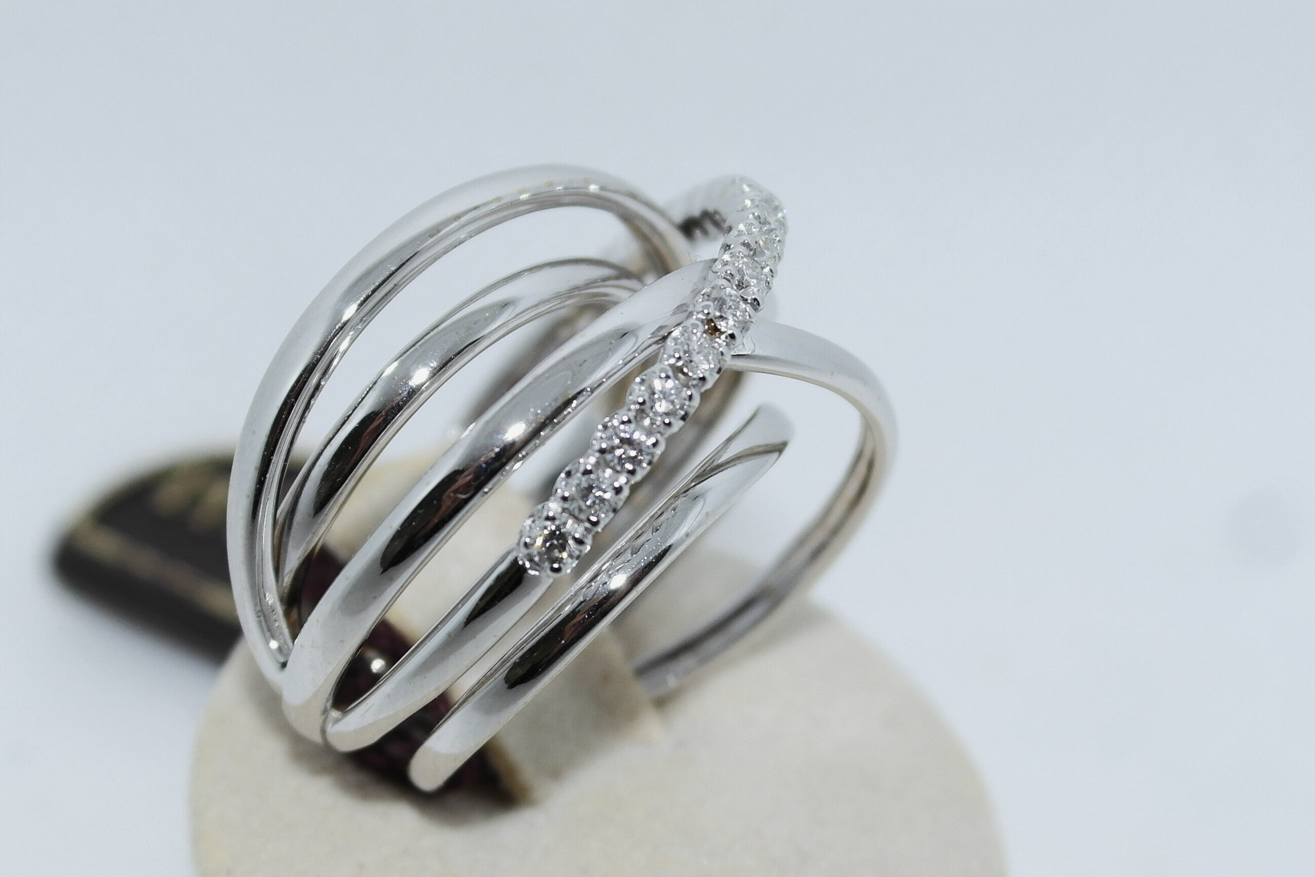 Anello fantasia in oro 18kt e diamanti