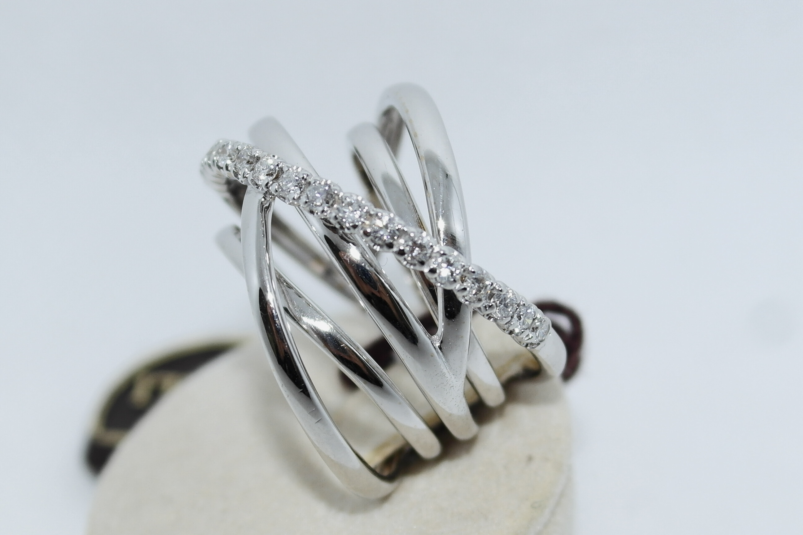 Anello fantasia in oro 18kt e diamanti