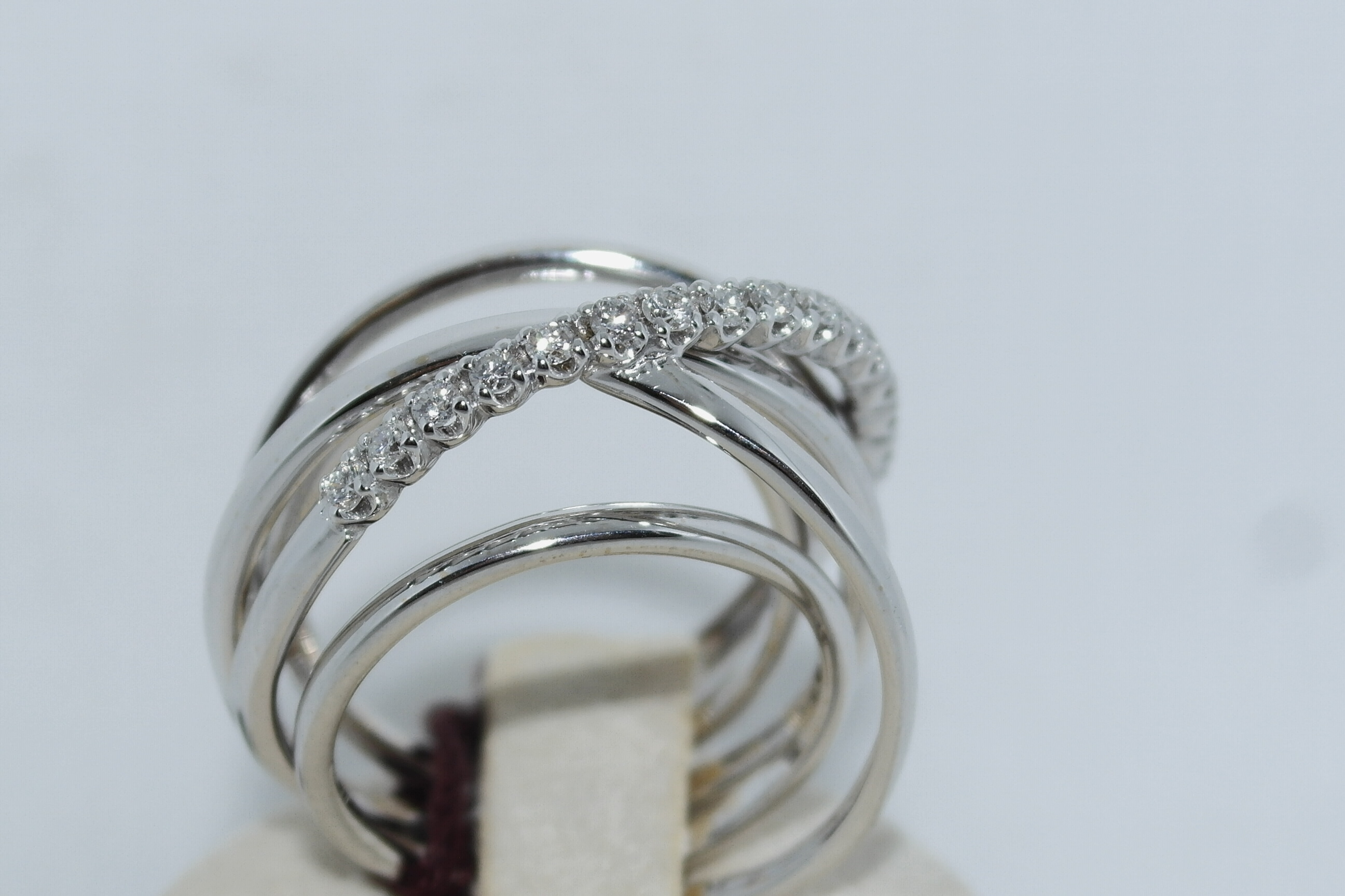 Anello fantasia in oro 18kt e diamanti