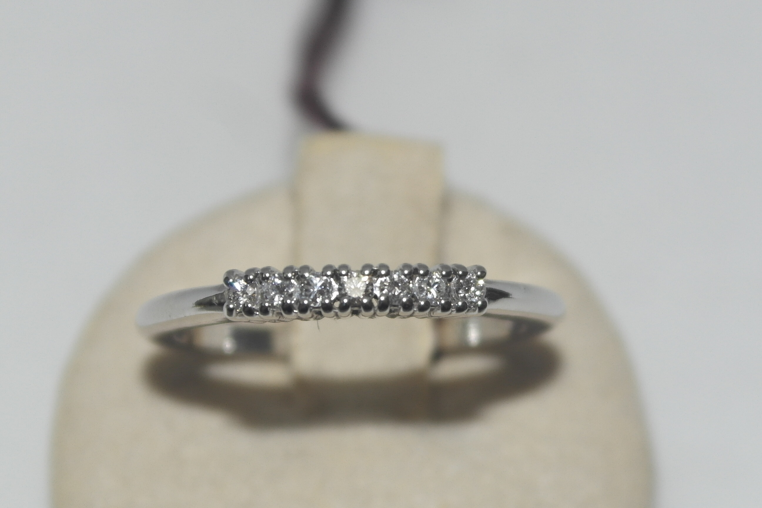Anello a 7 pietre in oro 18kt con diamanti
