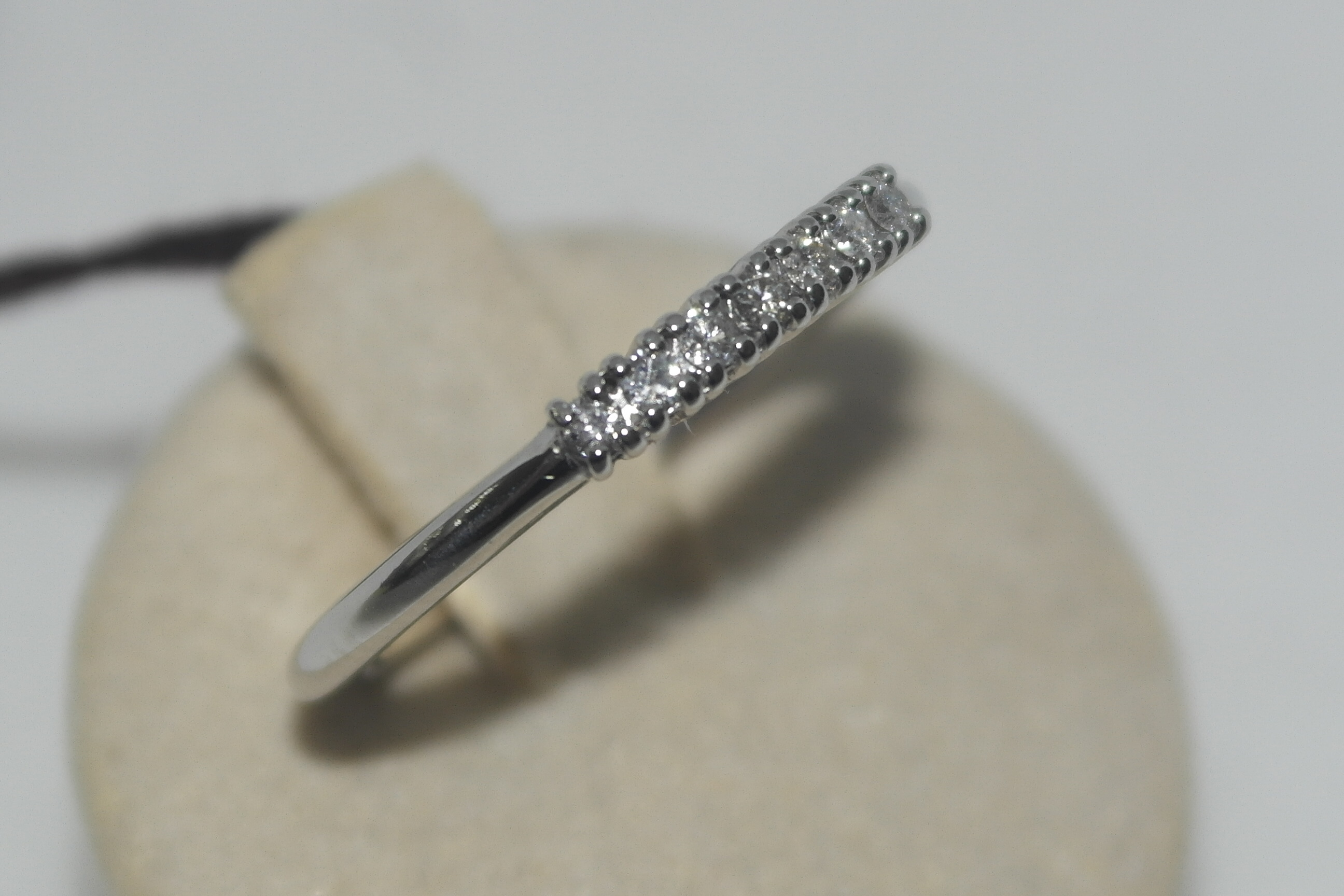 Anello a 7 pietre in oro 18kt con diamanti