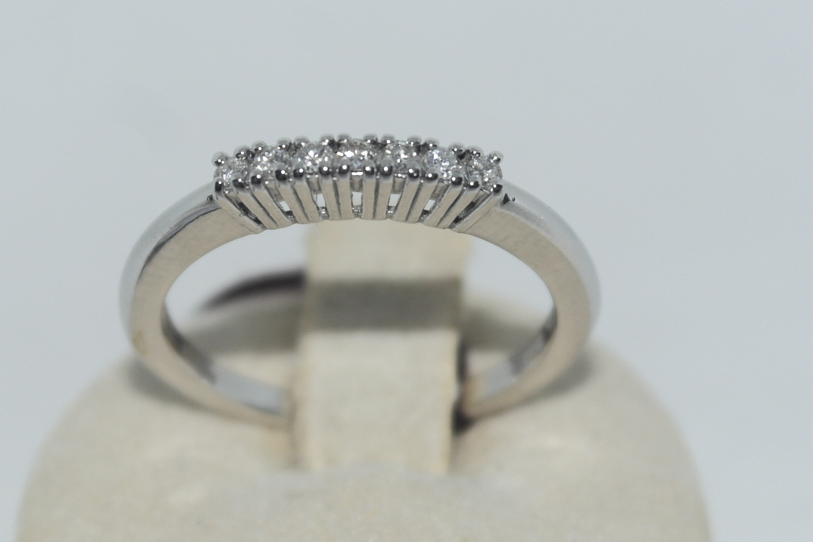 Anello a 7 pietre in oro 18kt con diamanti