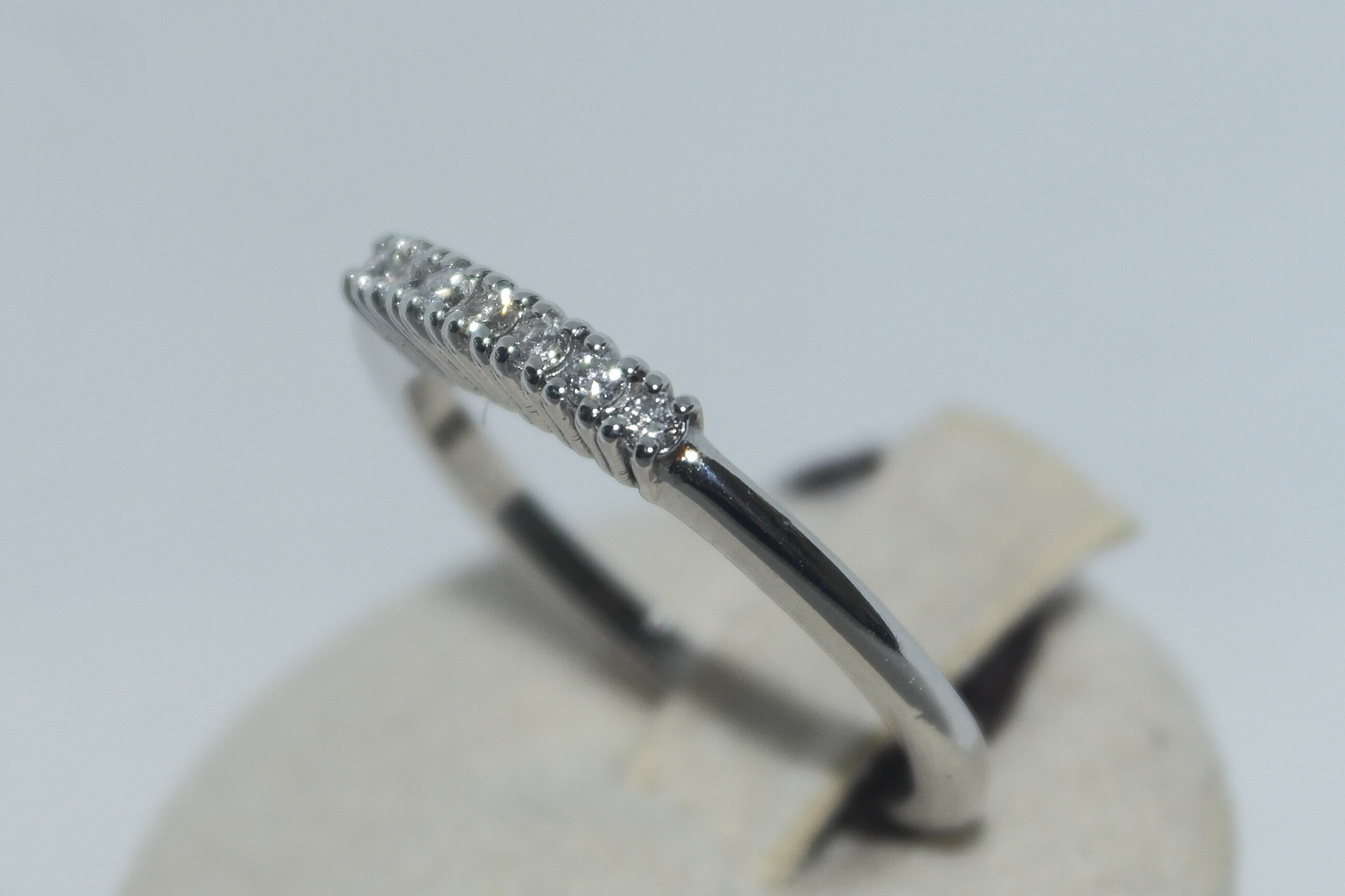 Anello a 7 pietre in oro 18kt con diamanti