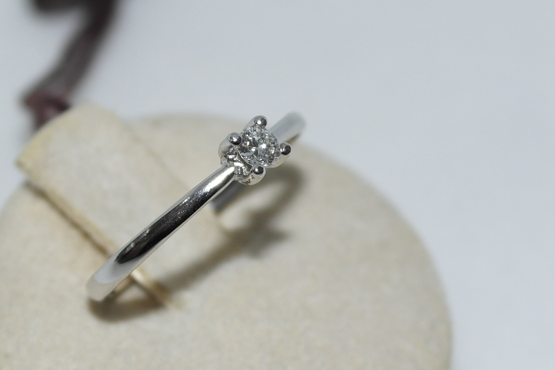 Anello solitario in oro 18kt con diamante