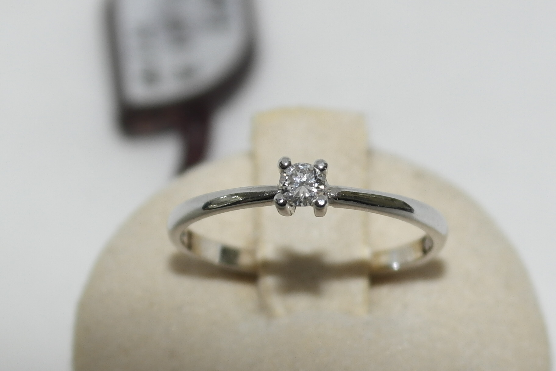 Anello solitario in oro 18kt con diamante