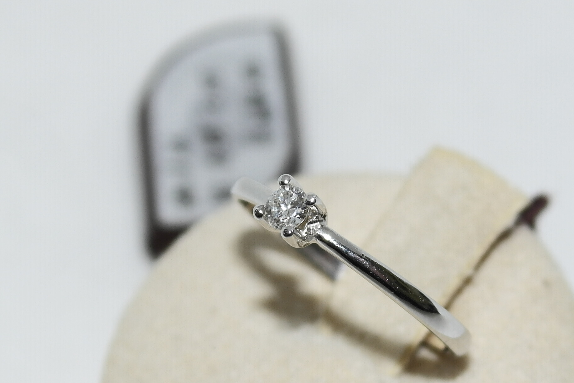Anello solitario in oro 18kt con diamante
