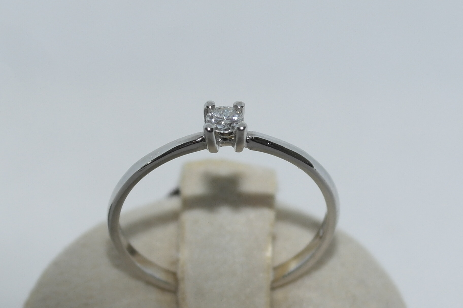 Anello solitario in oro 18kt con diamante