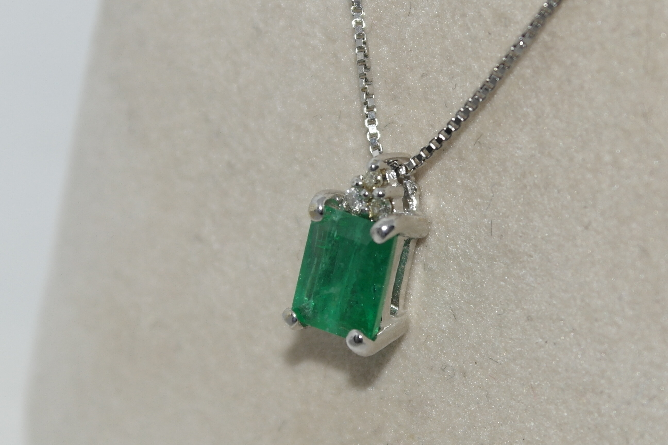 Collana in oro 18kt con smeraldo e diamanti