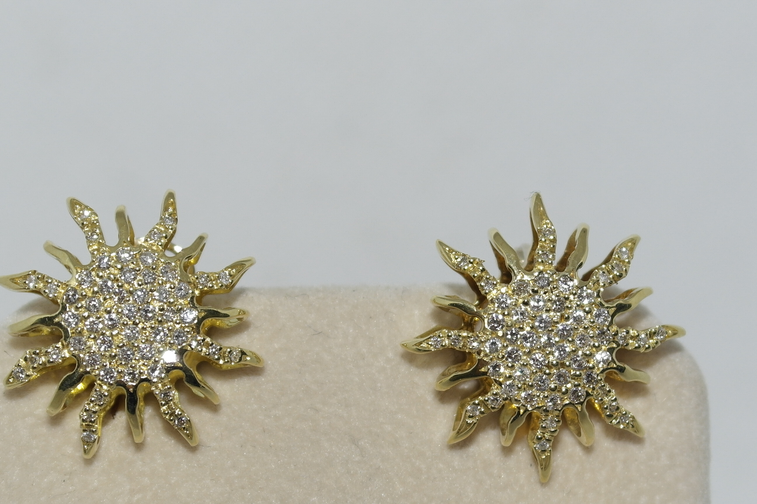 Orecchini sole in oro 18kt con diamanti