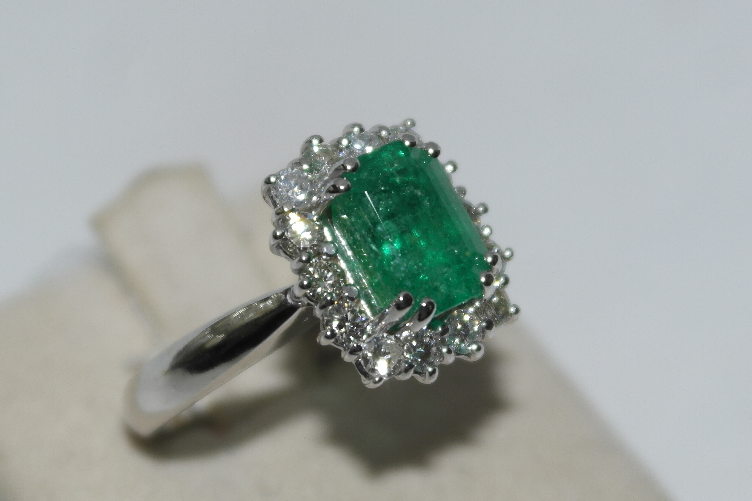 Anello in oro 18kt con Smeraldo e diamanti