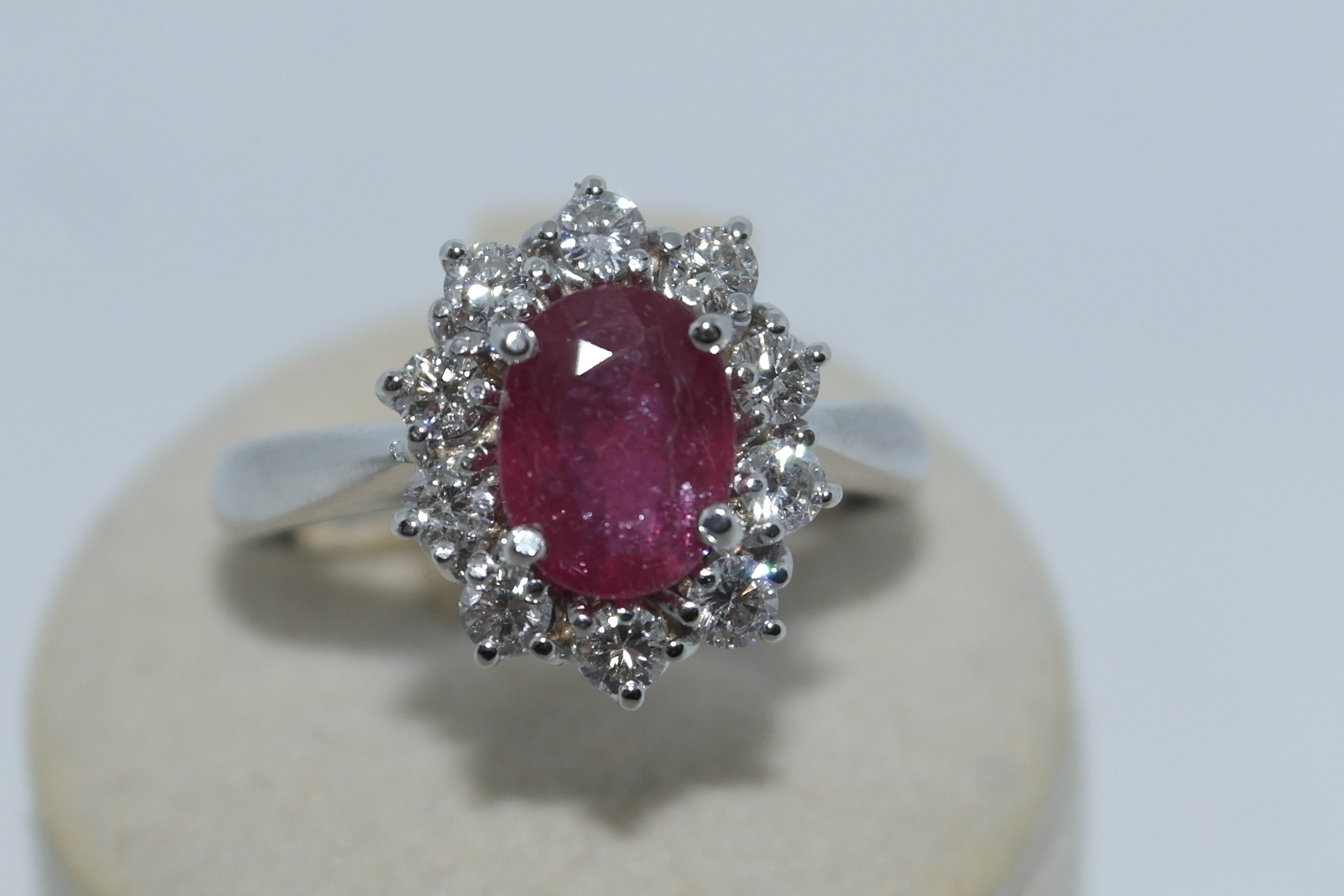 Anello in oro 18k con rubino e diamanti