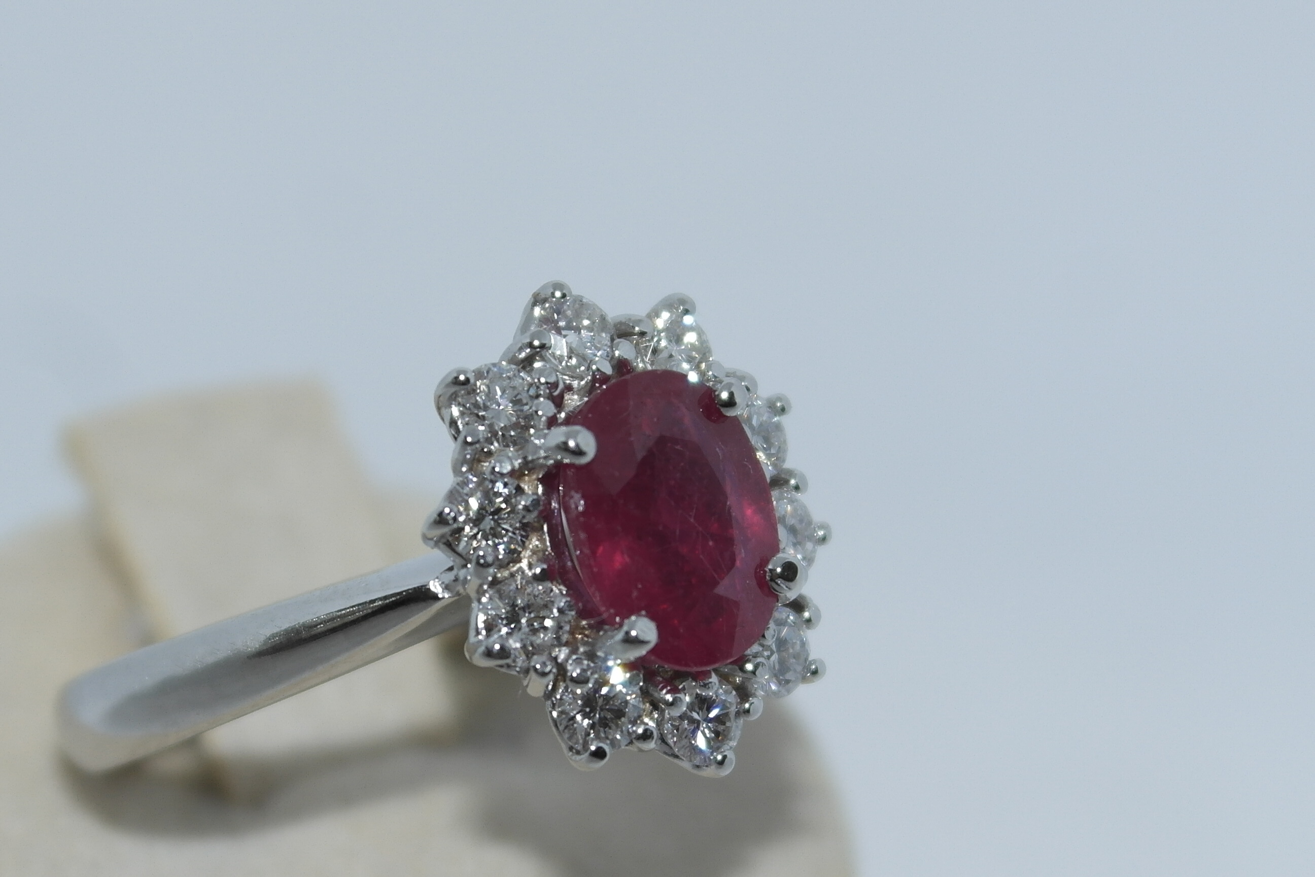 Anello in oro 18k con rubino e diamanti