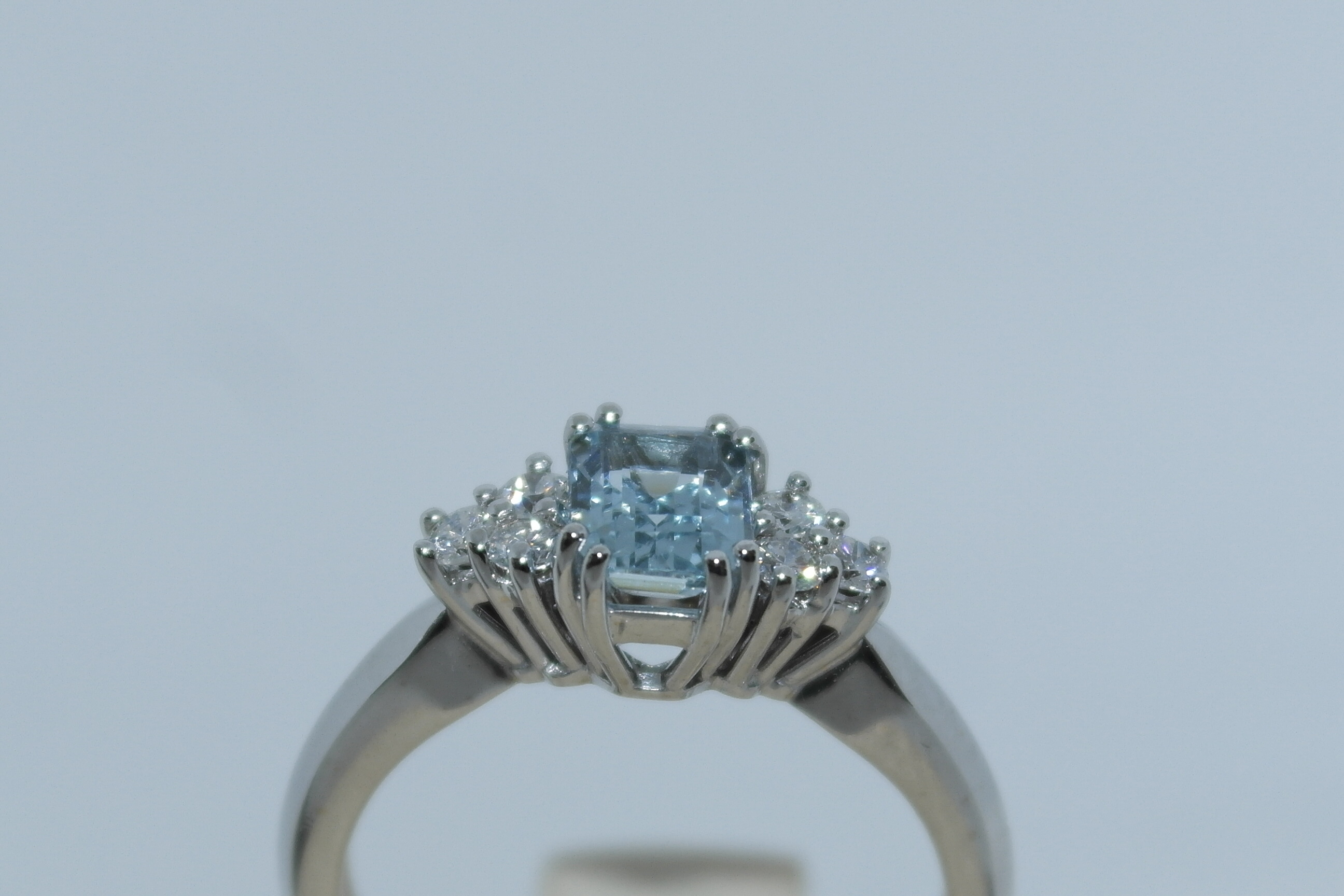 Anello in oro 18kt con acquamarina e diamanti