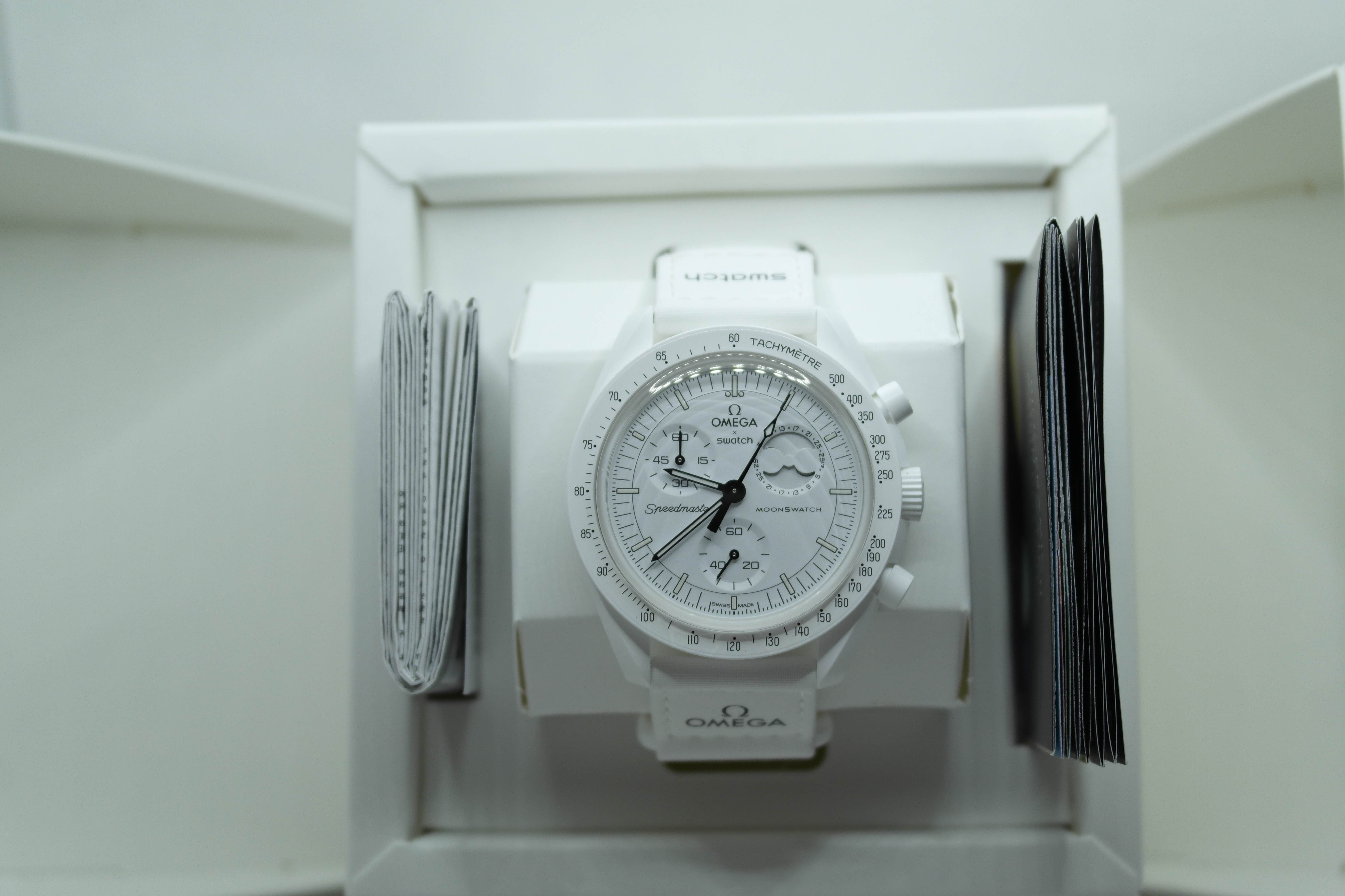 OMEGA MOONSWATCH SNOOPY