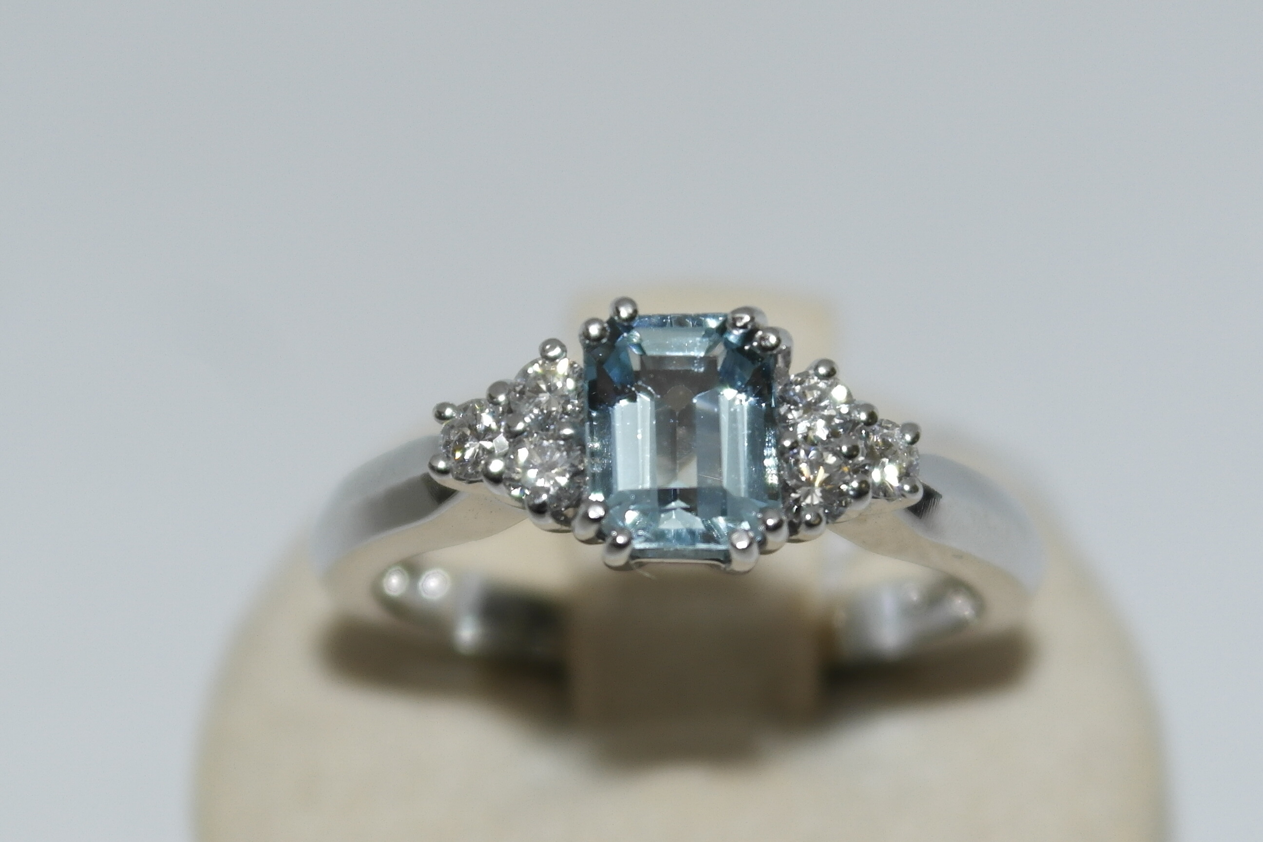 Anello in oro 18kt con acquamarina e diamanti