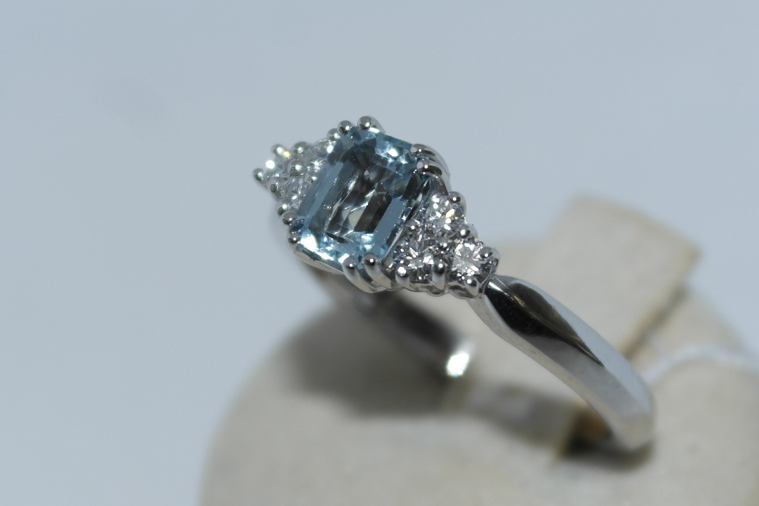 Anello in oro 18kt con acquamarina e diamanti