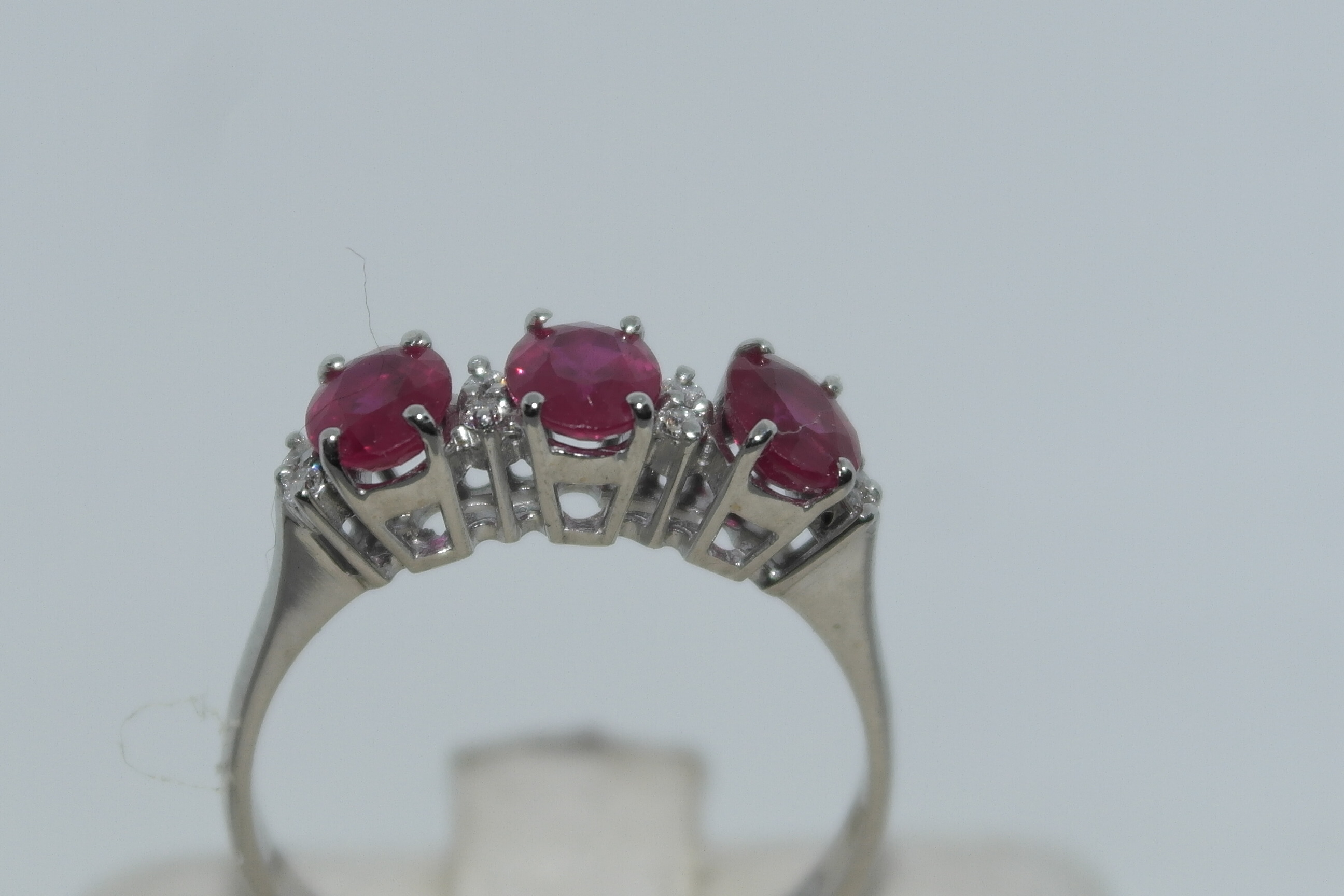 Anello con rubini e diamanti