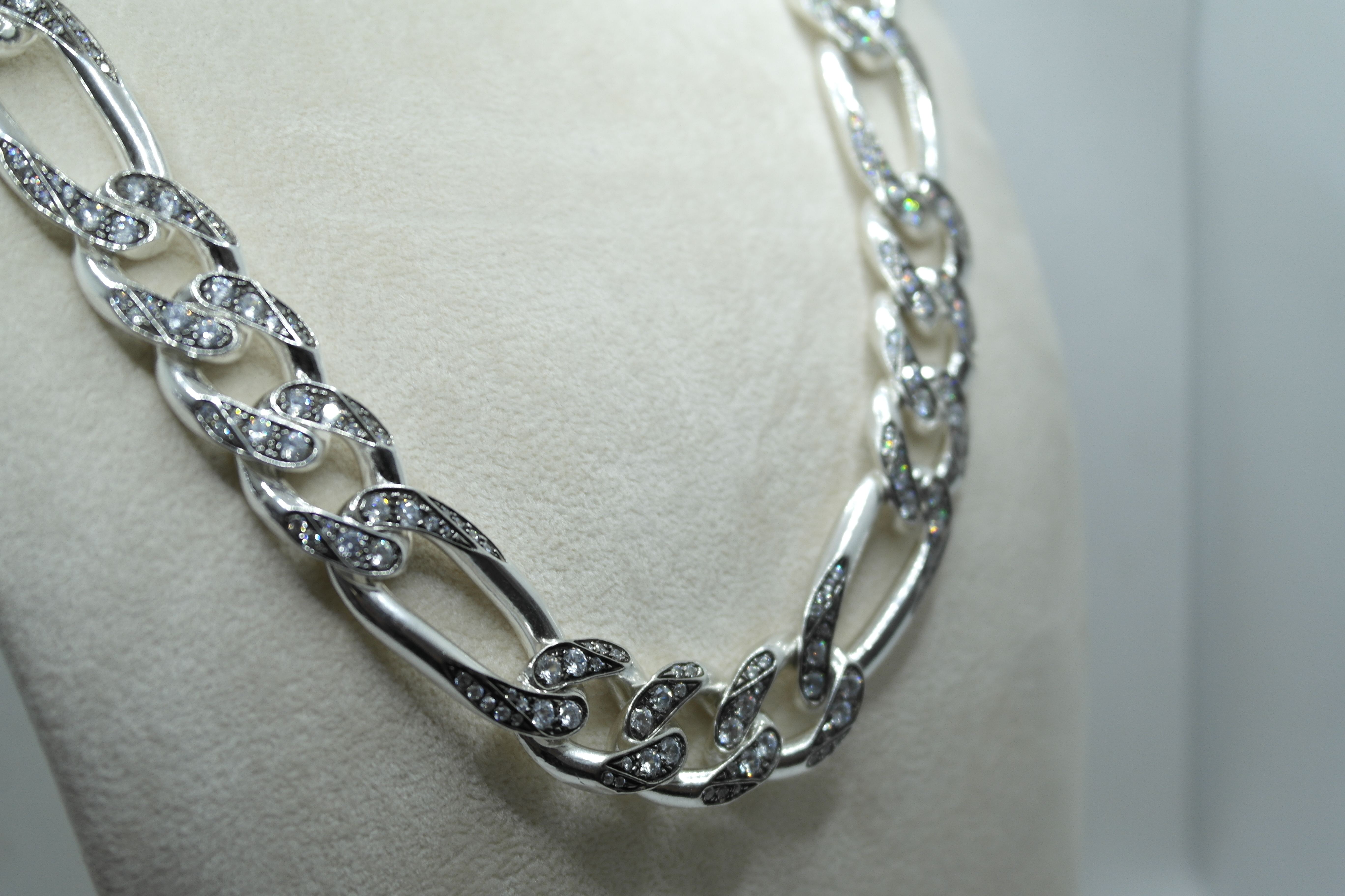 Collana in argento con zirconi
