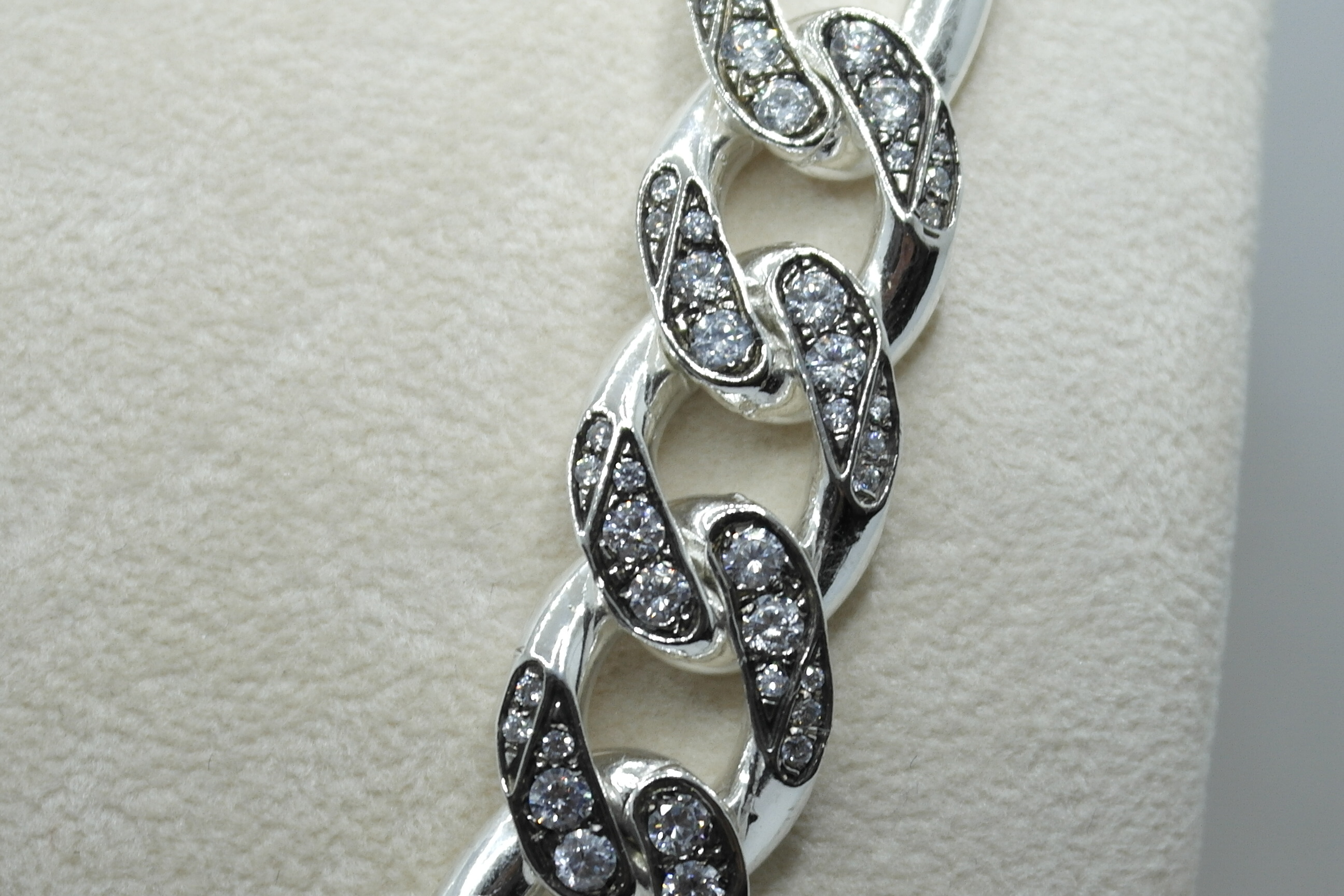 Collana in argento con zirconi
