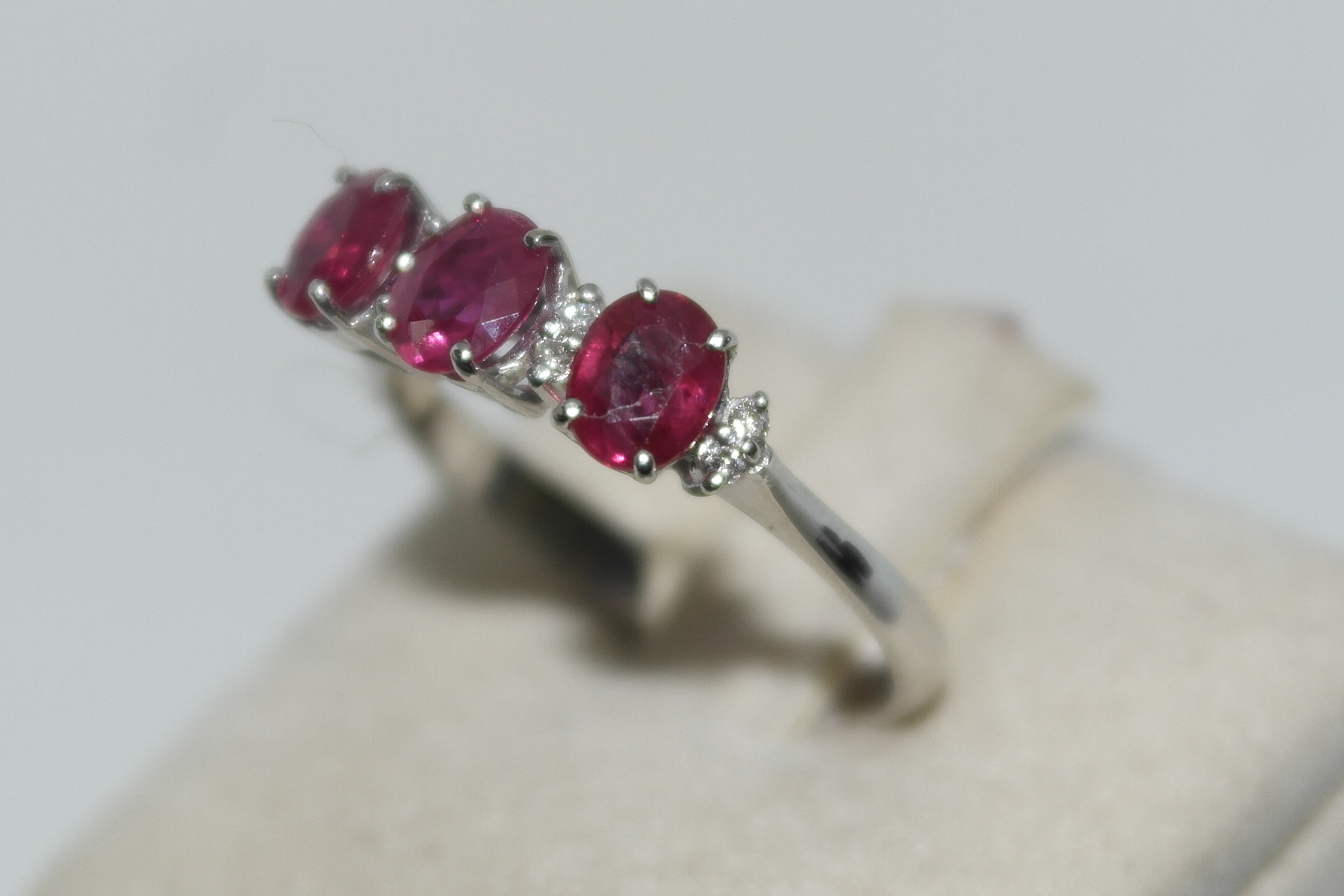 Anello con rubini e diamanti