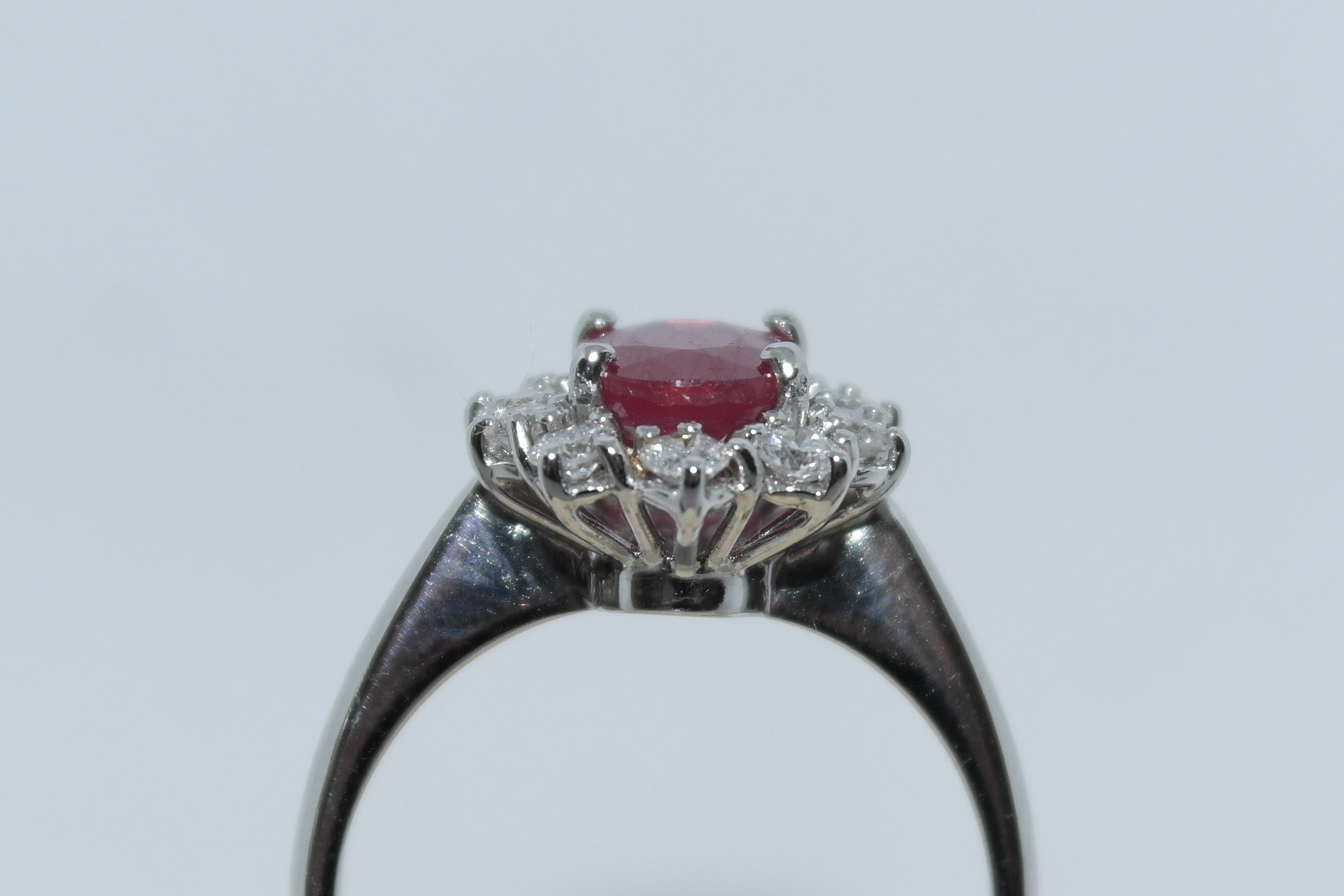 Anello in oro 18k con rubino e diamanti