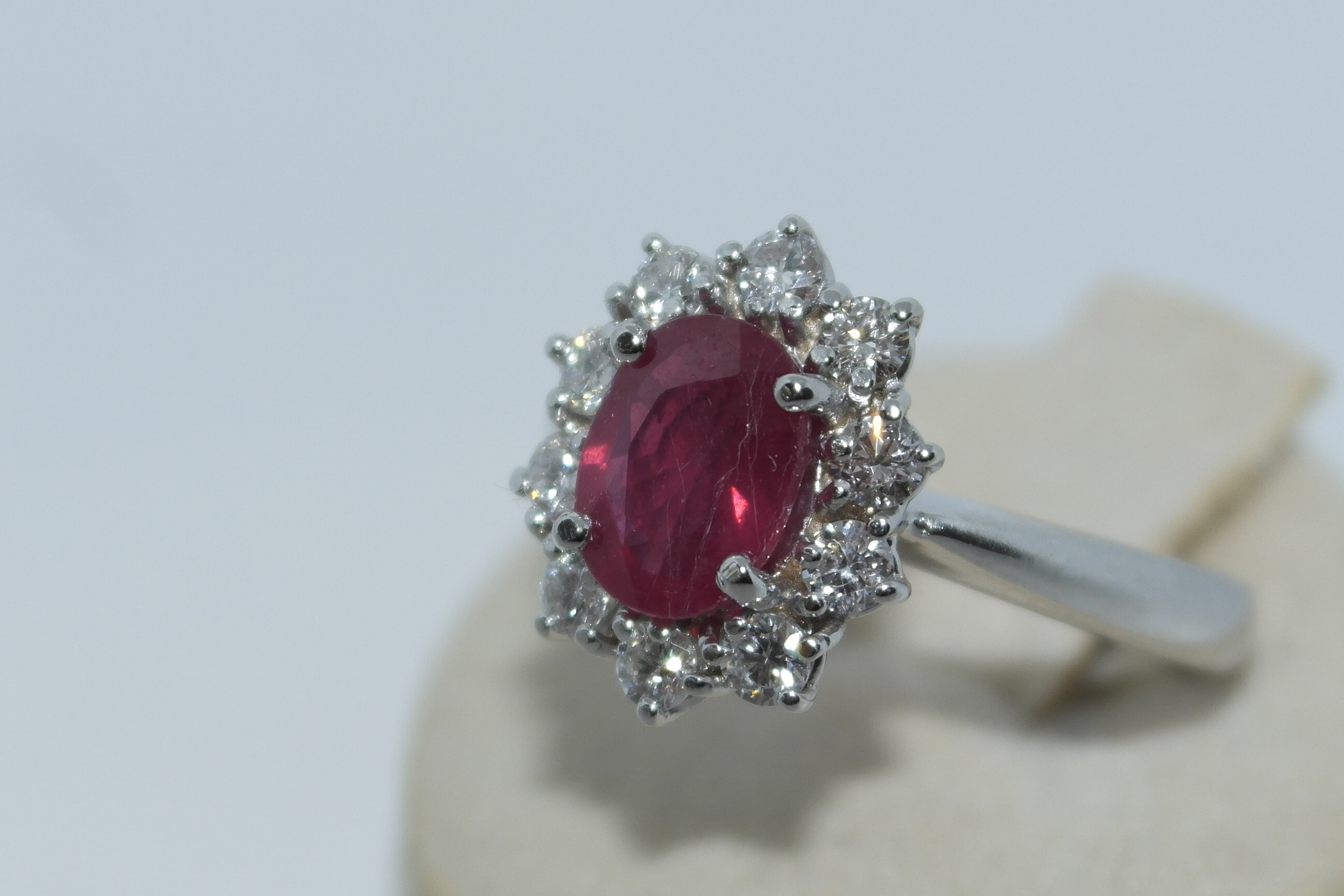Anello in oro 18k con rubino e diamanti
