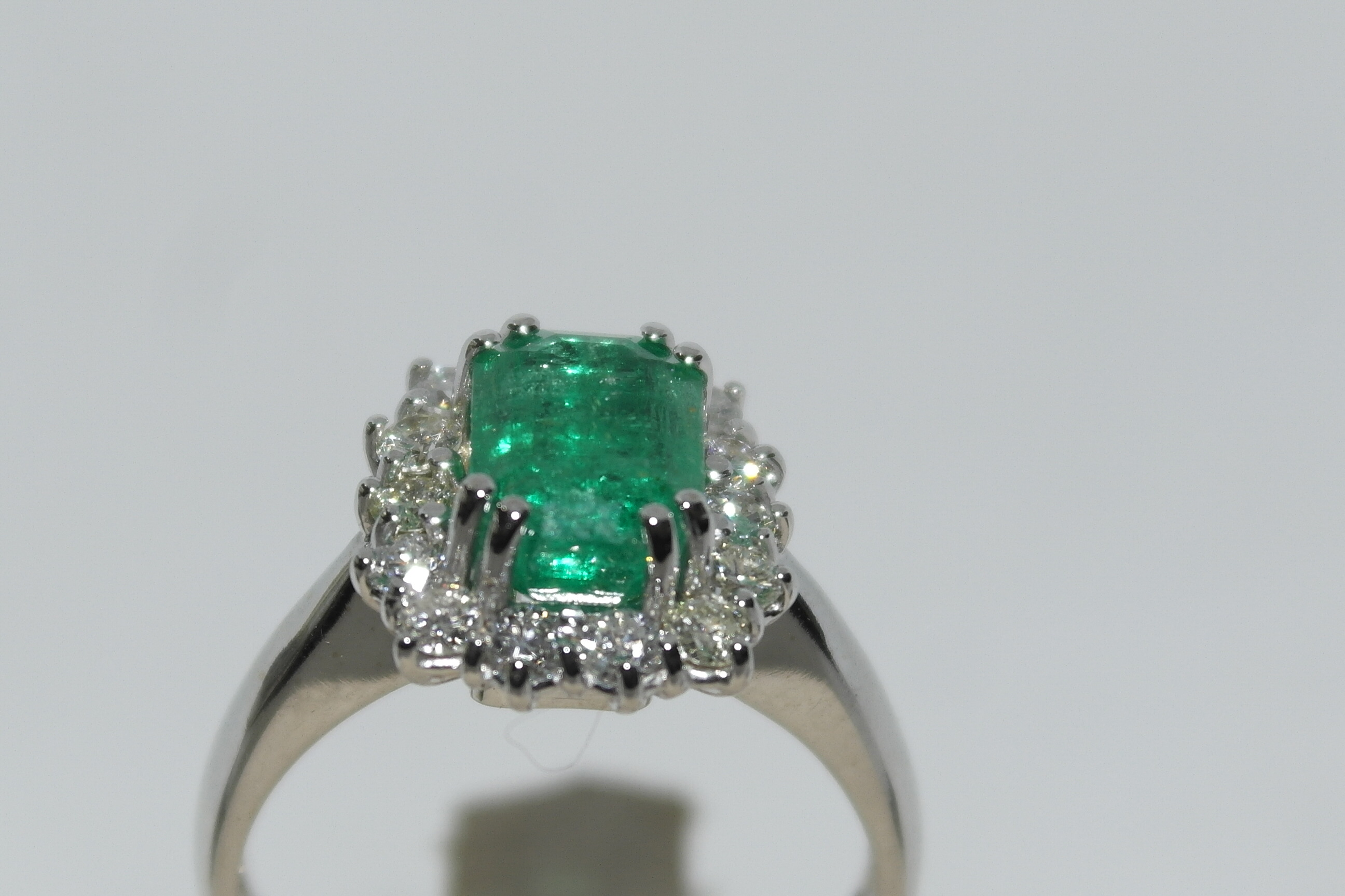 Anello in oro 18kt con Smeraldo e diamanti