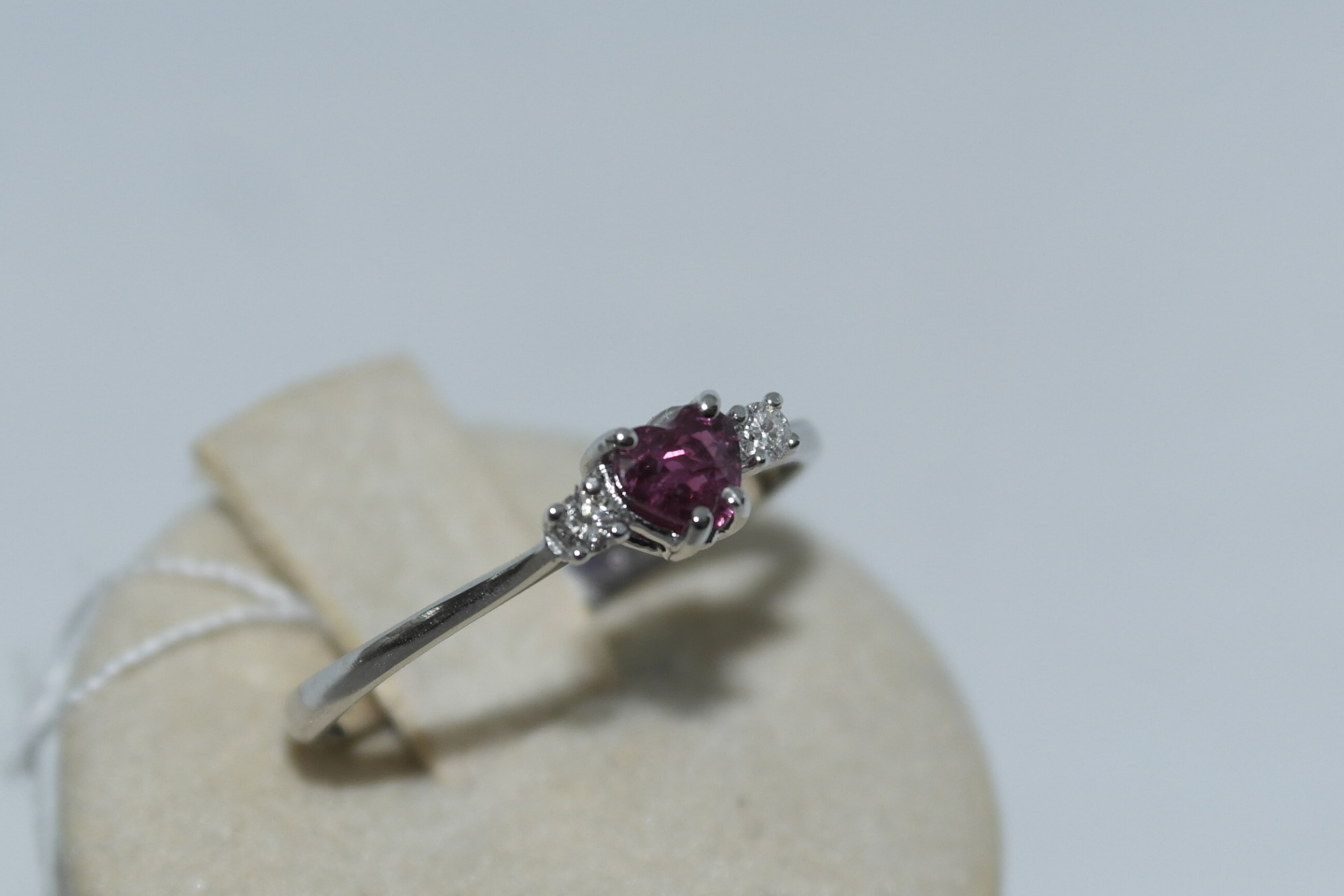 Anello in oro 18kt con rubino e diamanti