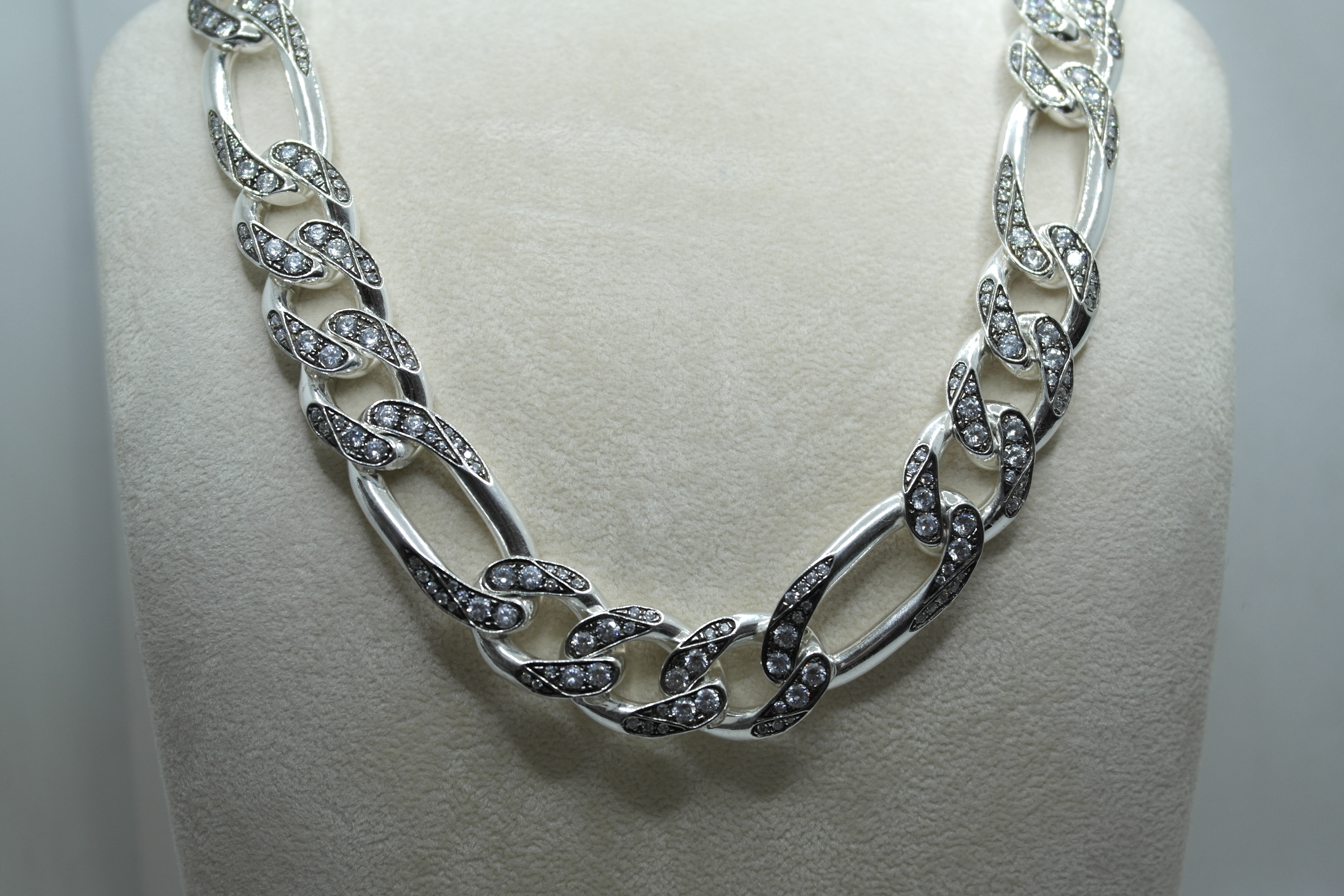 Collana in argento con zirconi