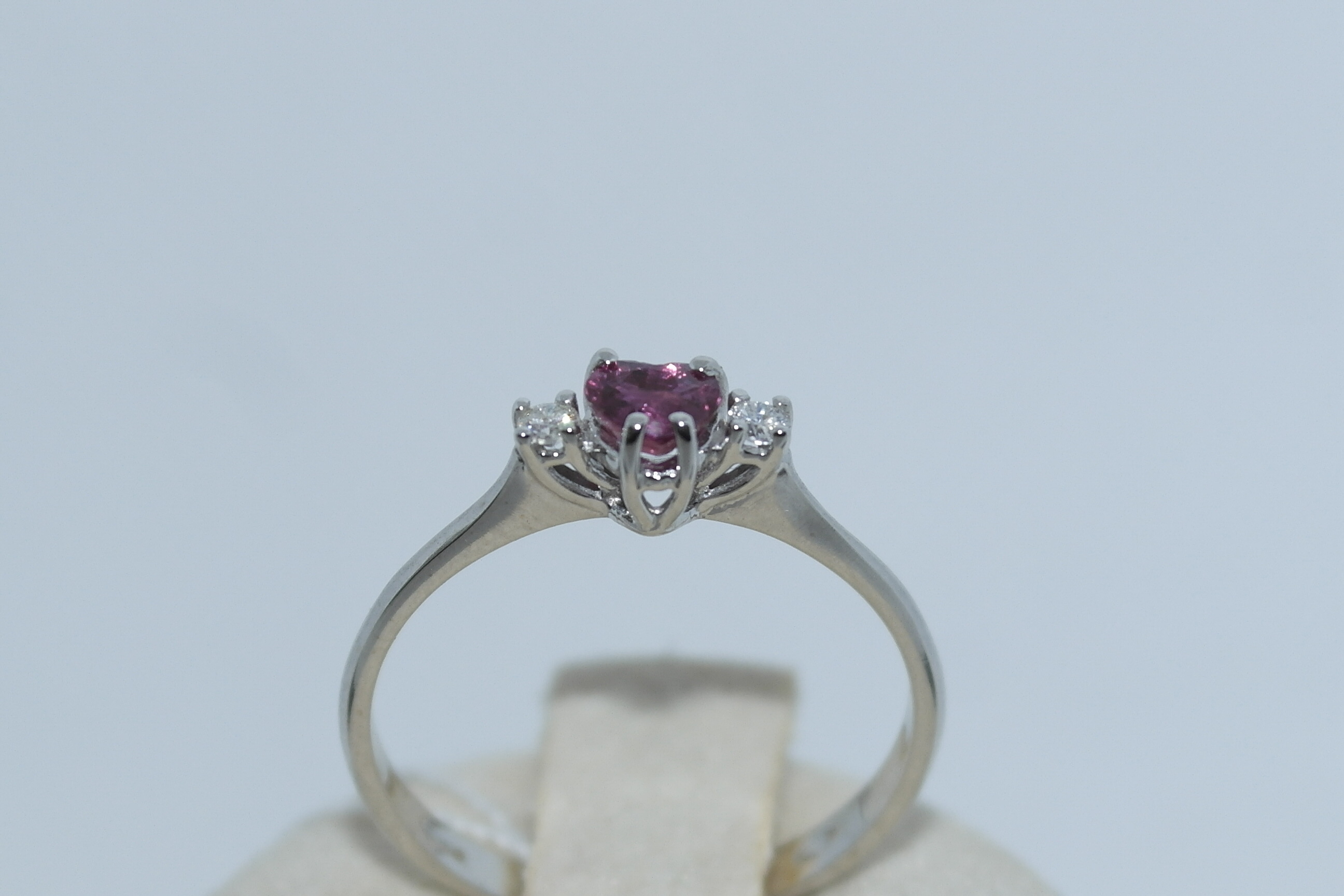 Anello in oro 18kt con rubino e diamanti