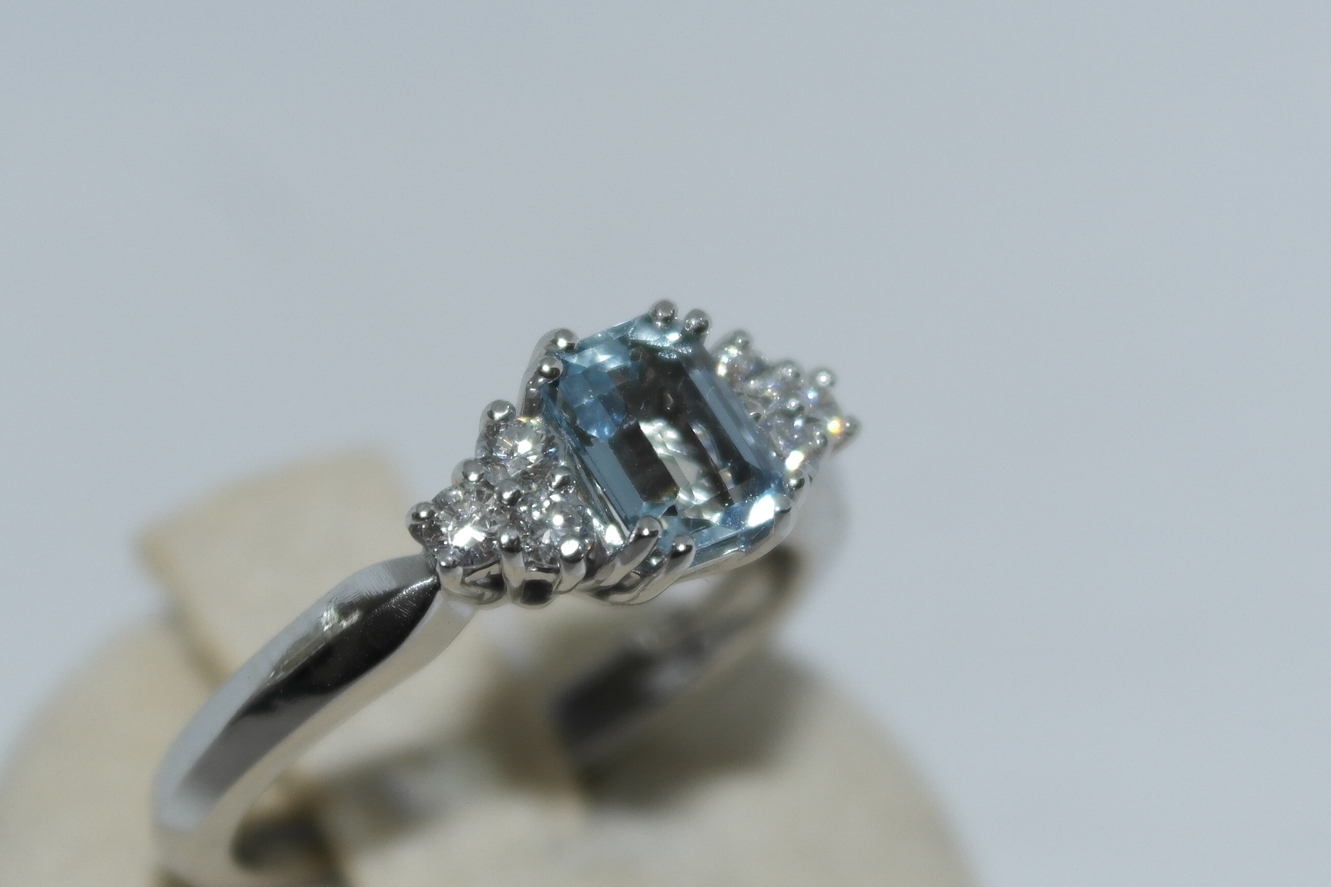 Anello in oro 18kt con acquamarina e diamanti