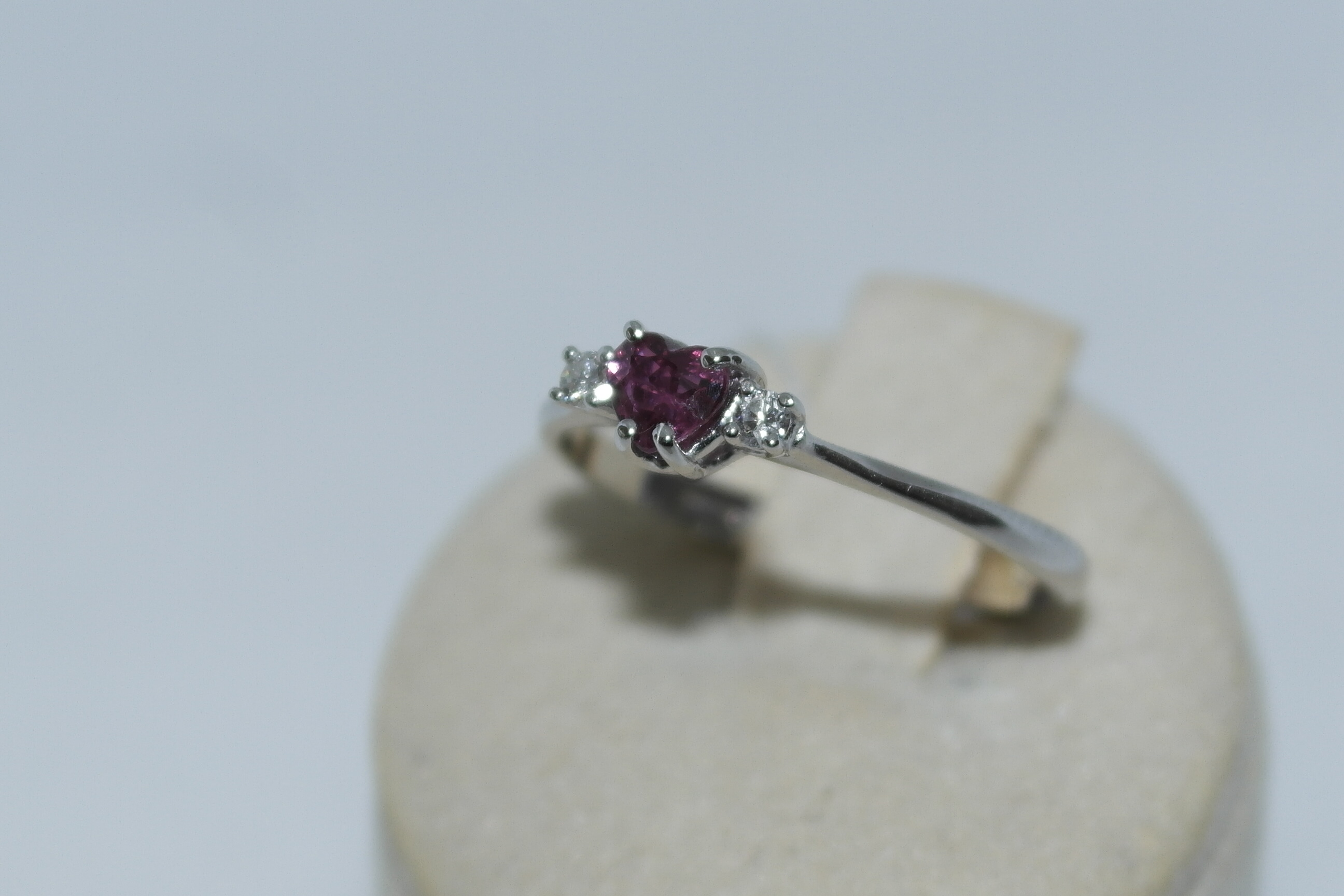 Anello in oro 18kt con rubino e diamanti