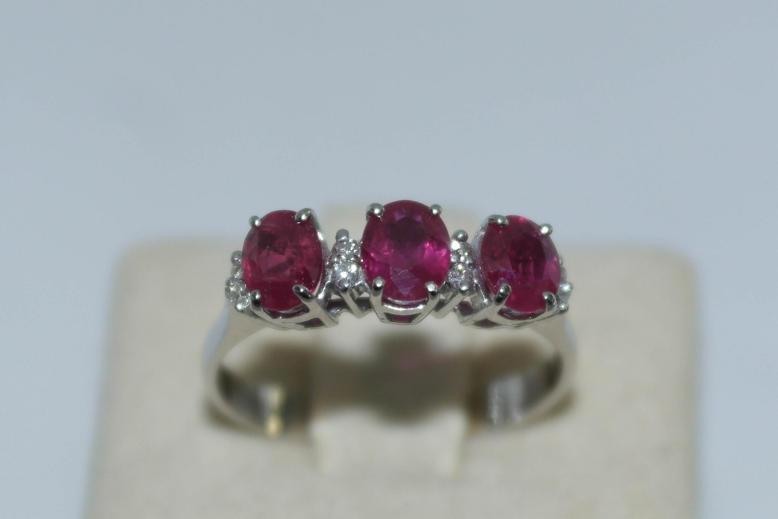 Anello con rubini e diamanti