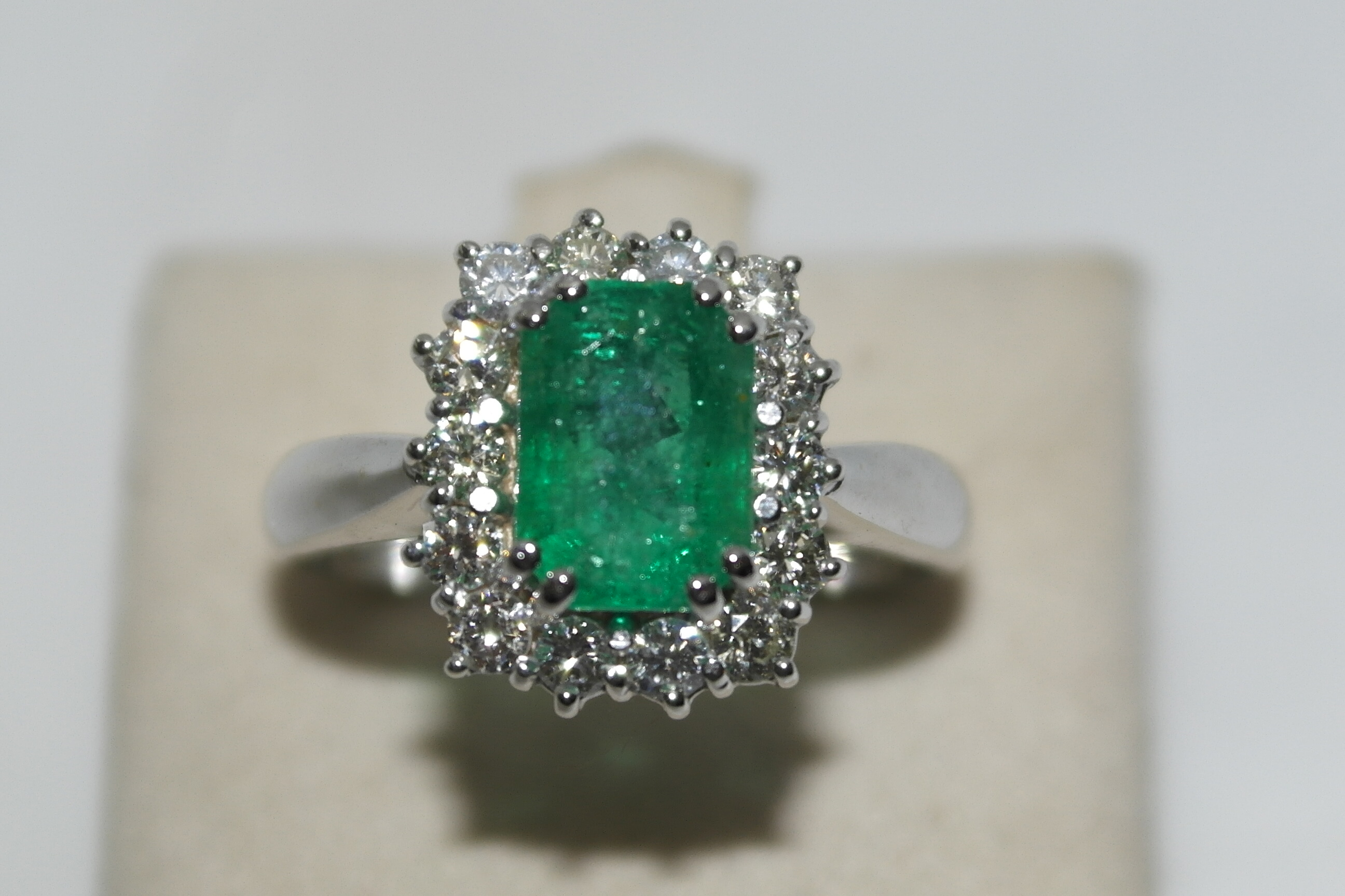 Anello in oro 18kt con Smeraldo e diamanti