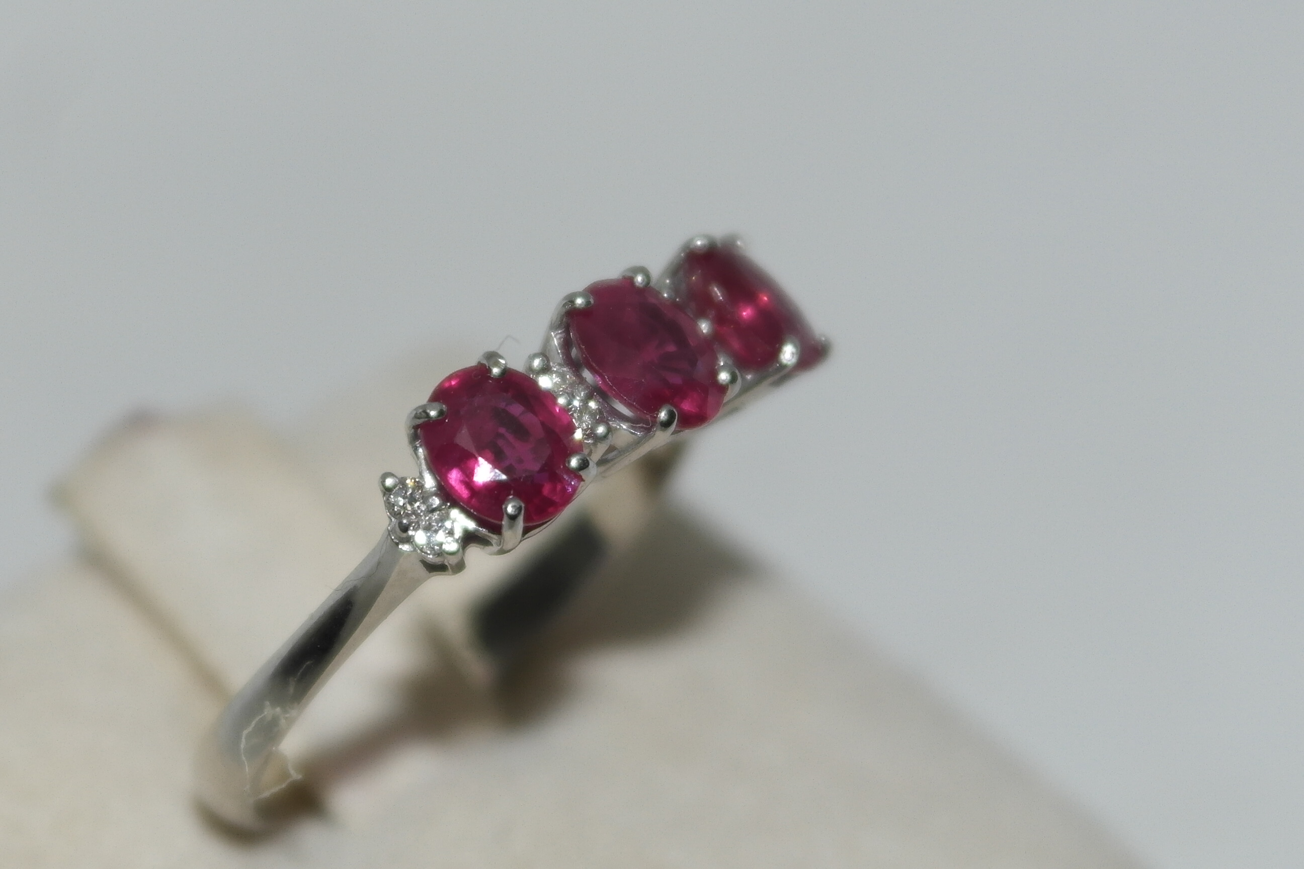Anello con rubini e diamanti
