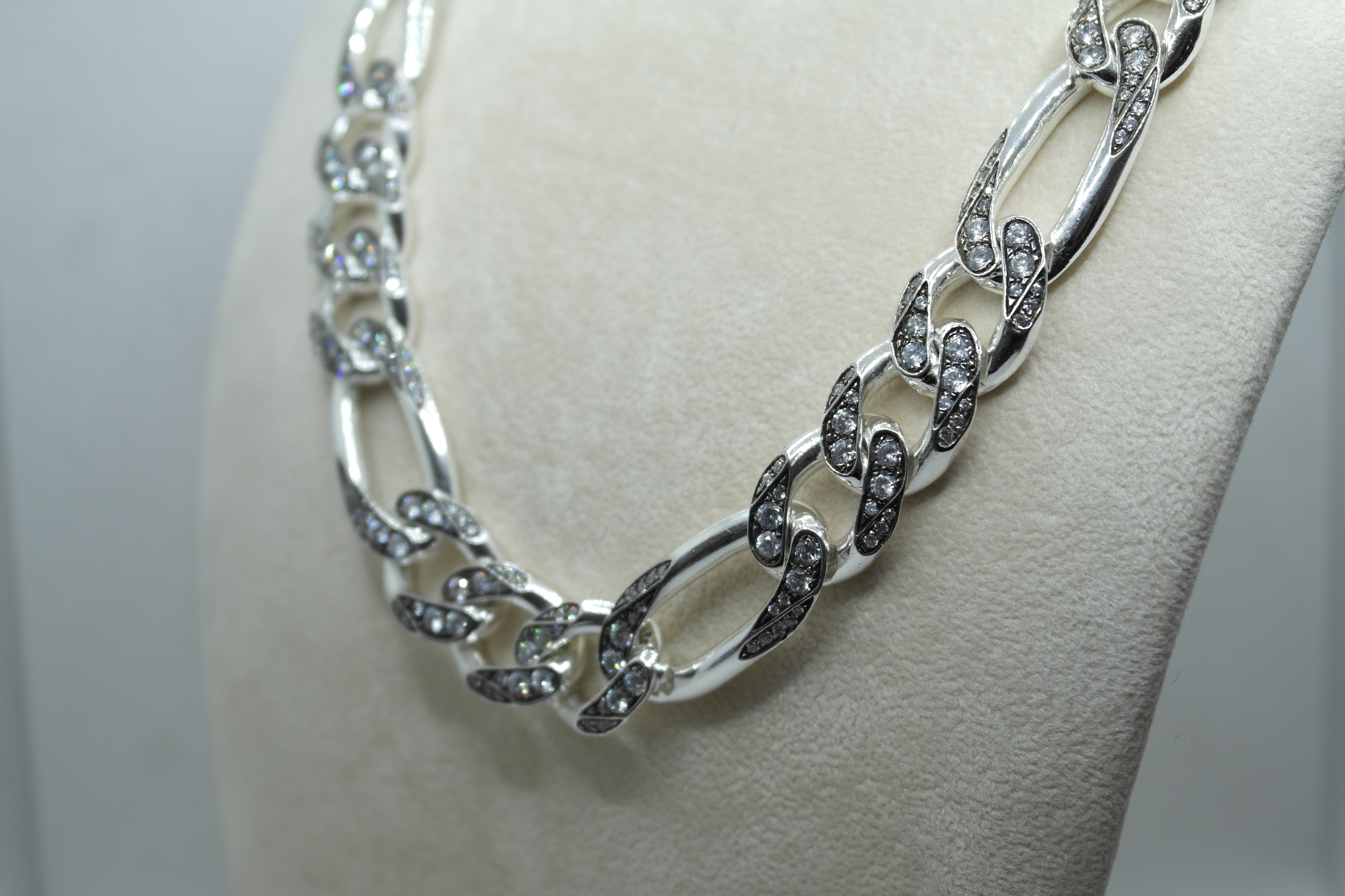 Collana in argento con zirconi