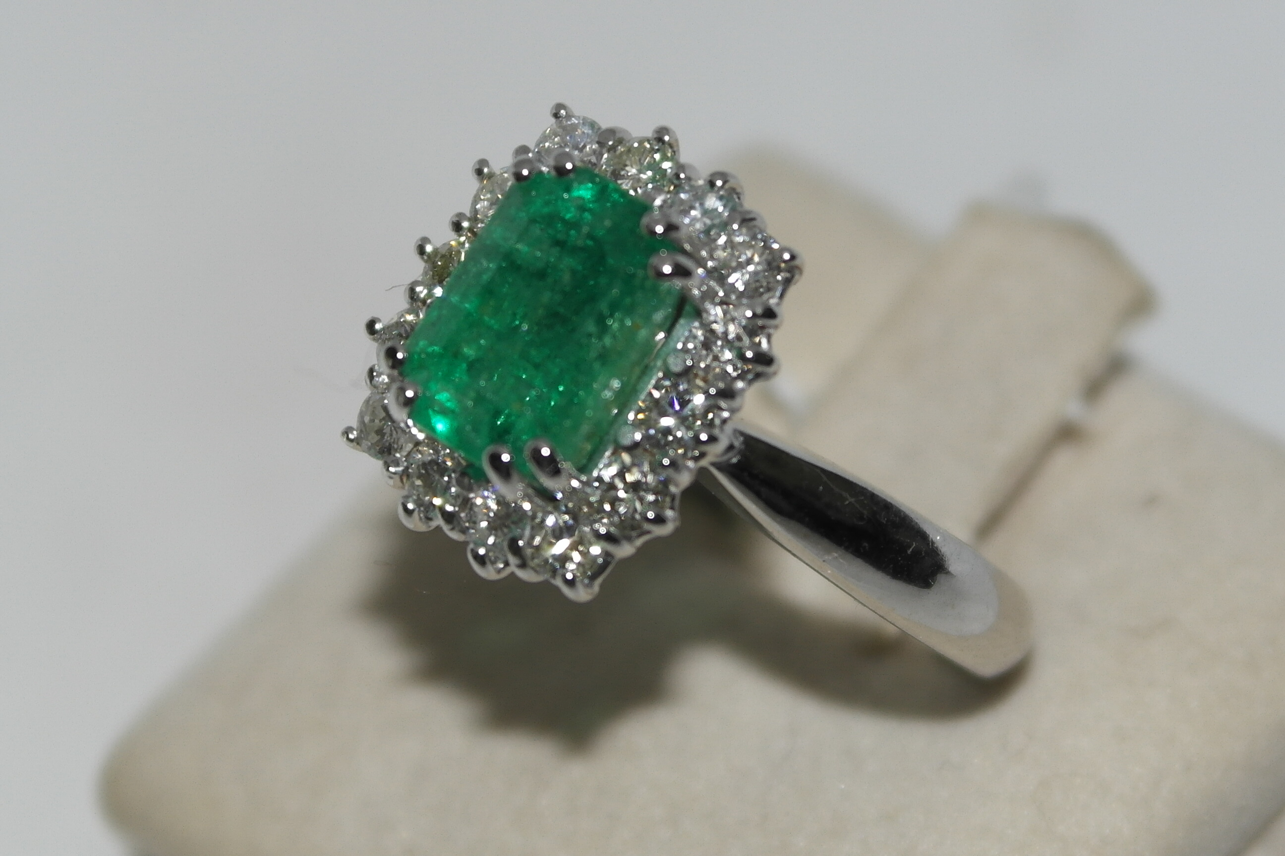 Anello in oro 18kt con Smeraldo e diamanti