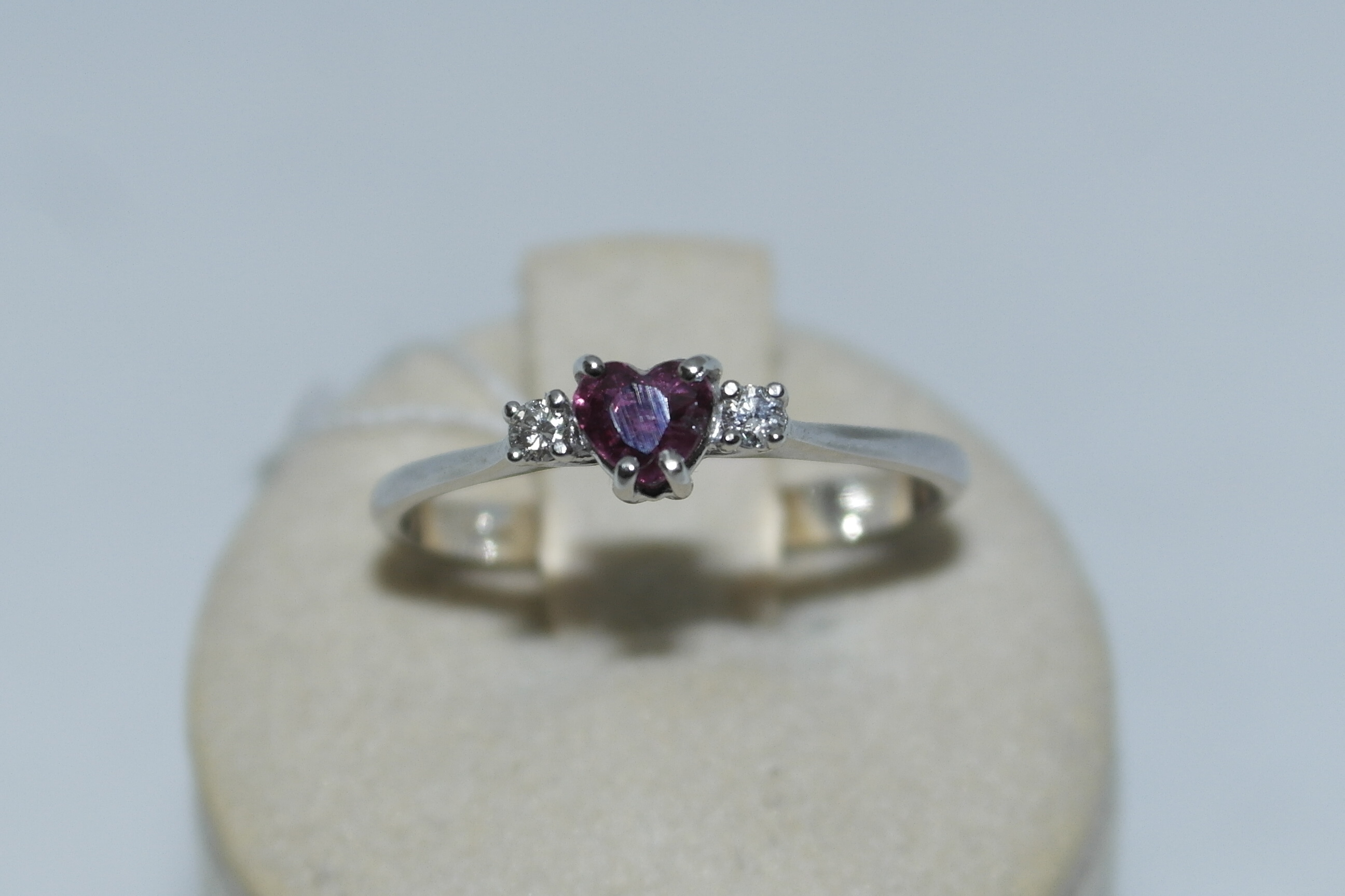 Anello in oro 18kt con rubino e diamanti