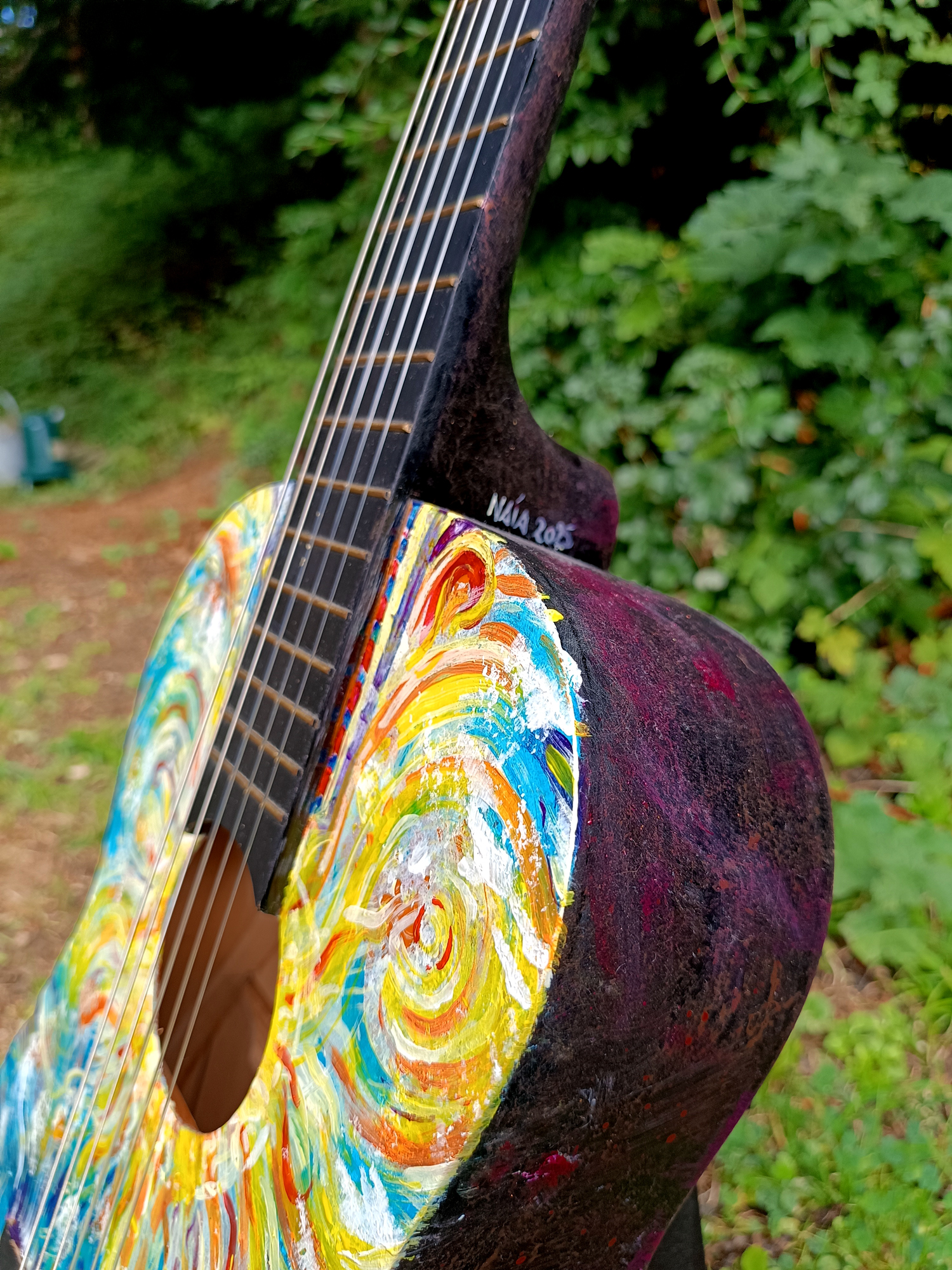 Suun - Guitare de décoration aux couleurs vives