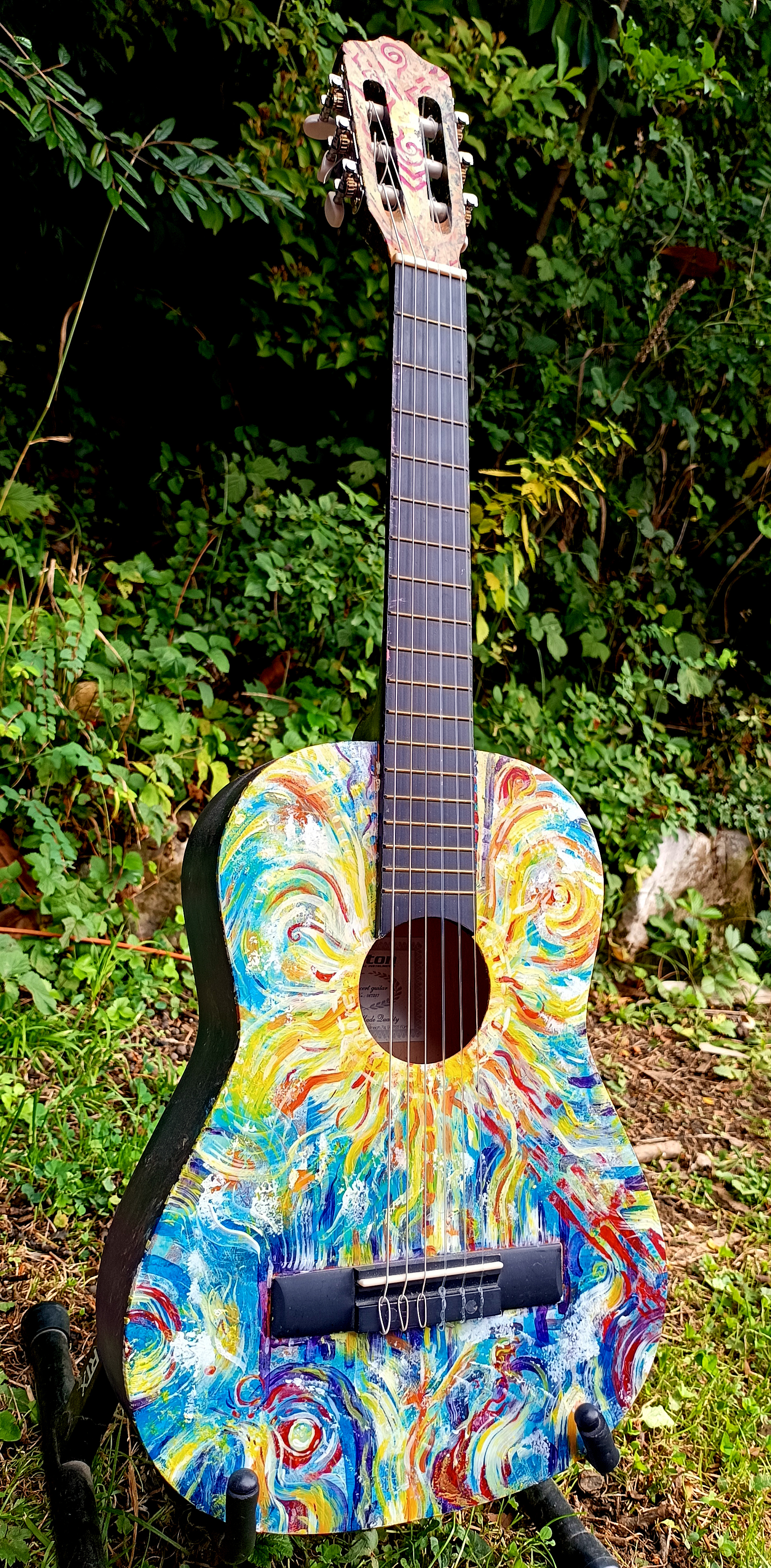 Suun - Guitare de décoration aux couleurs vives