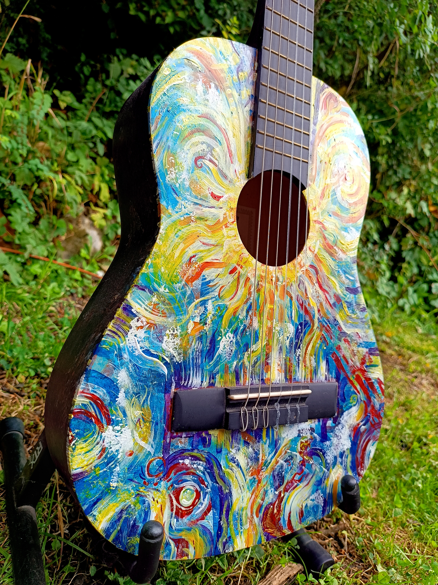 Suun - Guitare de décoration aux couleurs vives