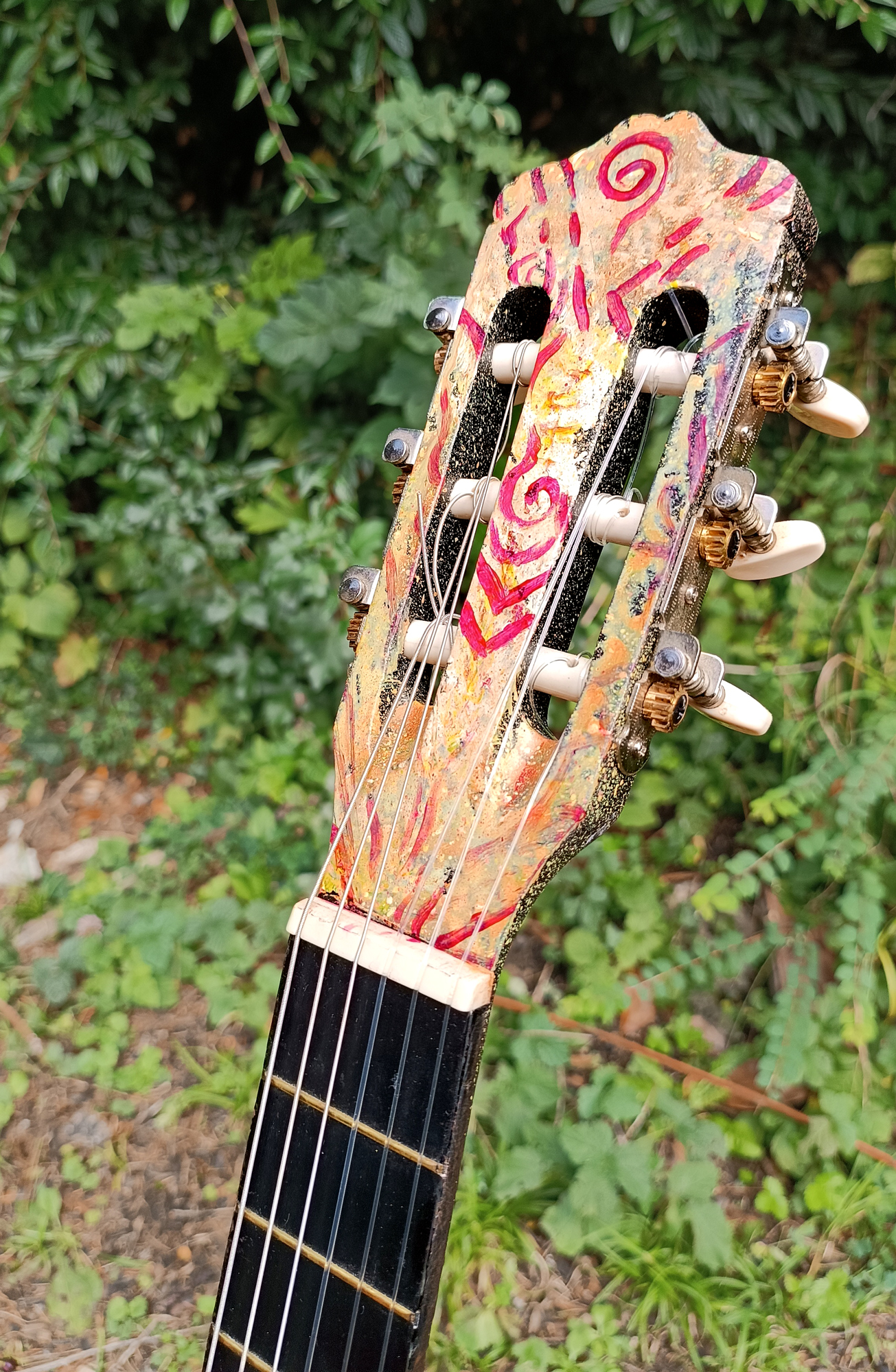 Suun - Guitare de décoration aux couleurs vives