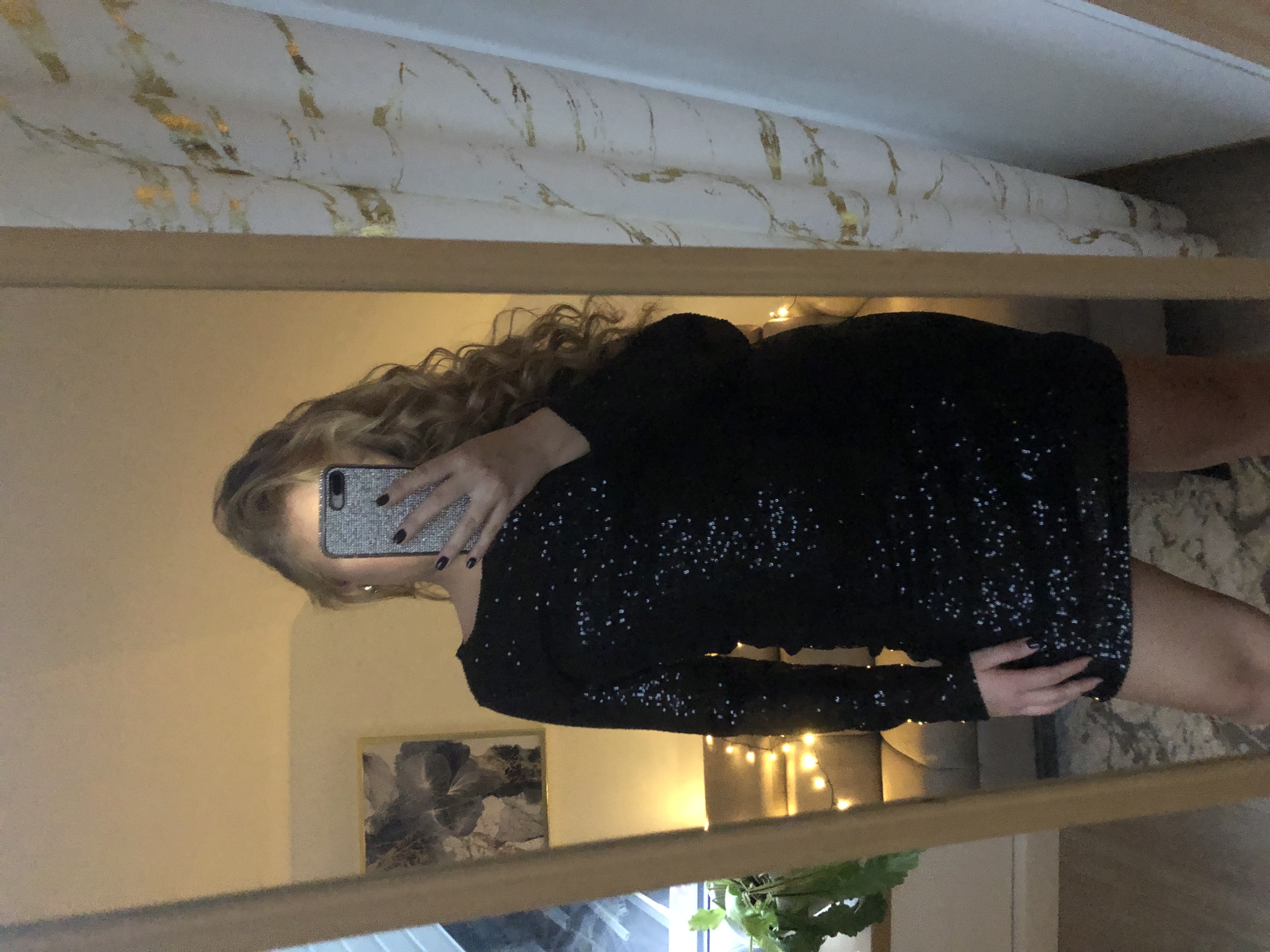 Czarna błyszcząca sukienka