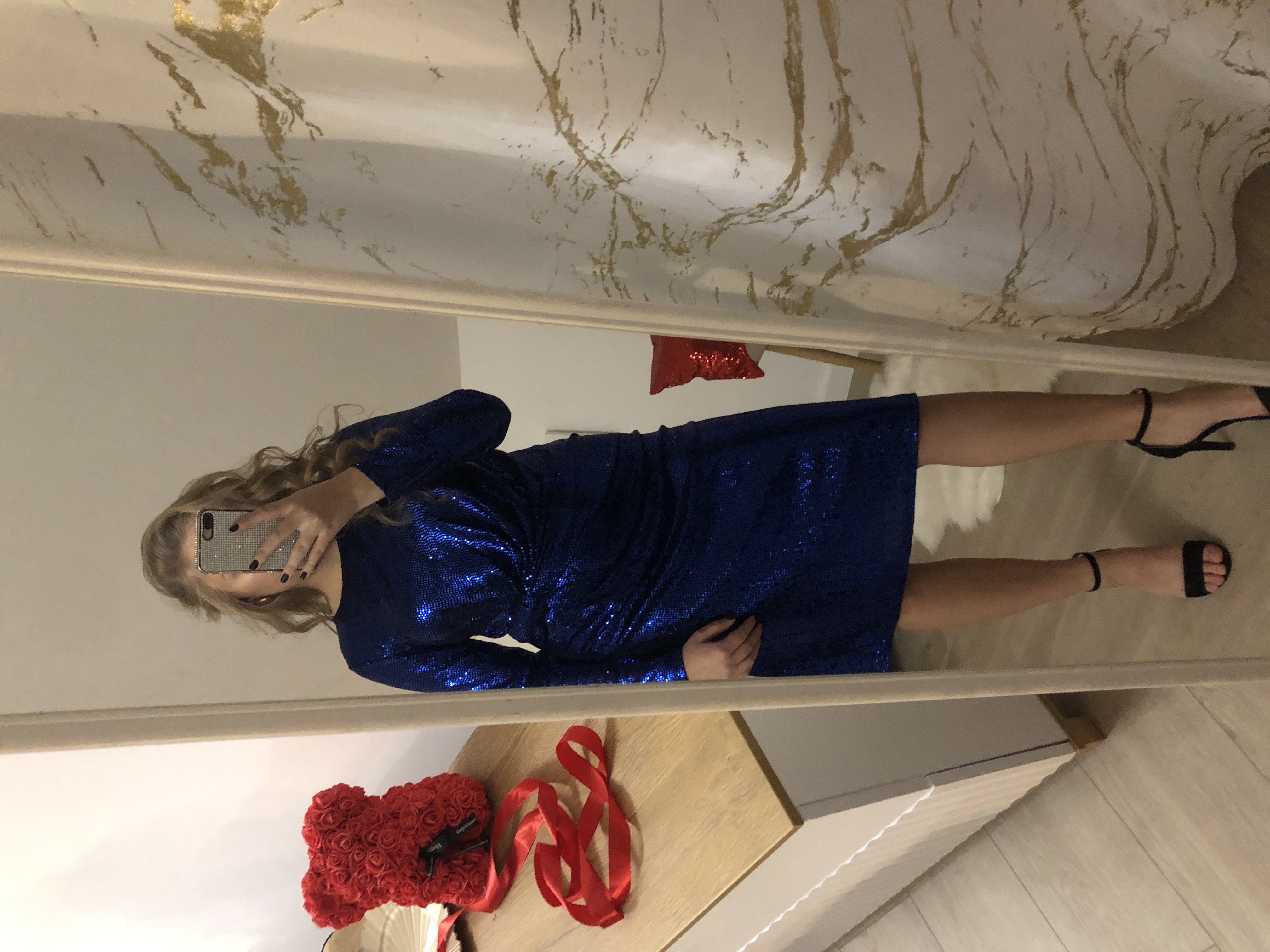 Niebieska cekinowa sukienka