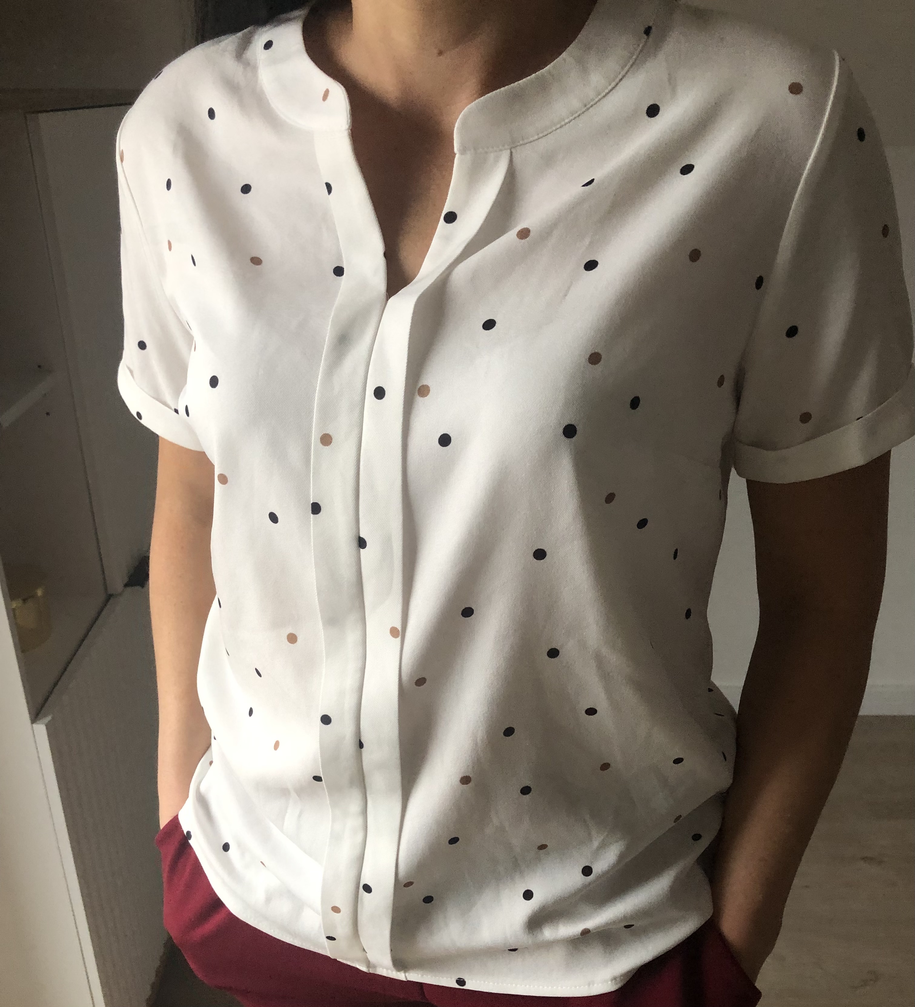 Biała bluzka w kropki