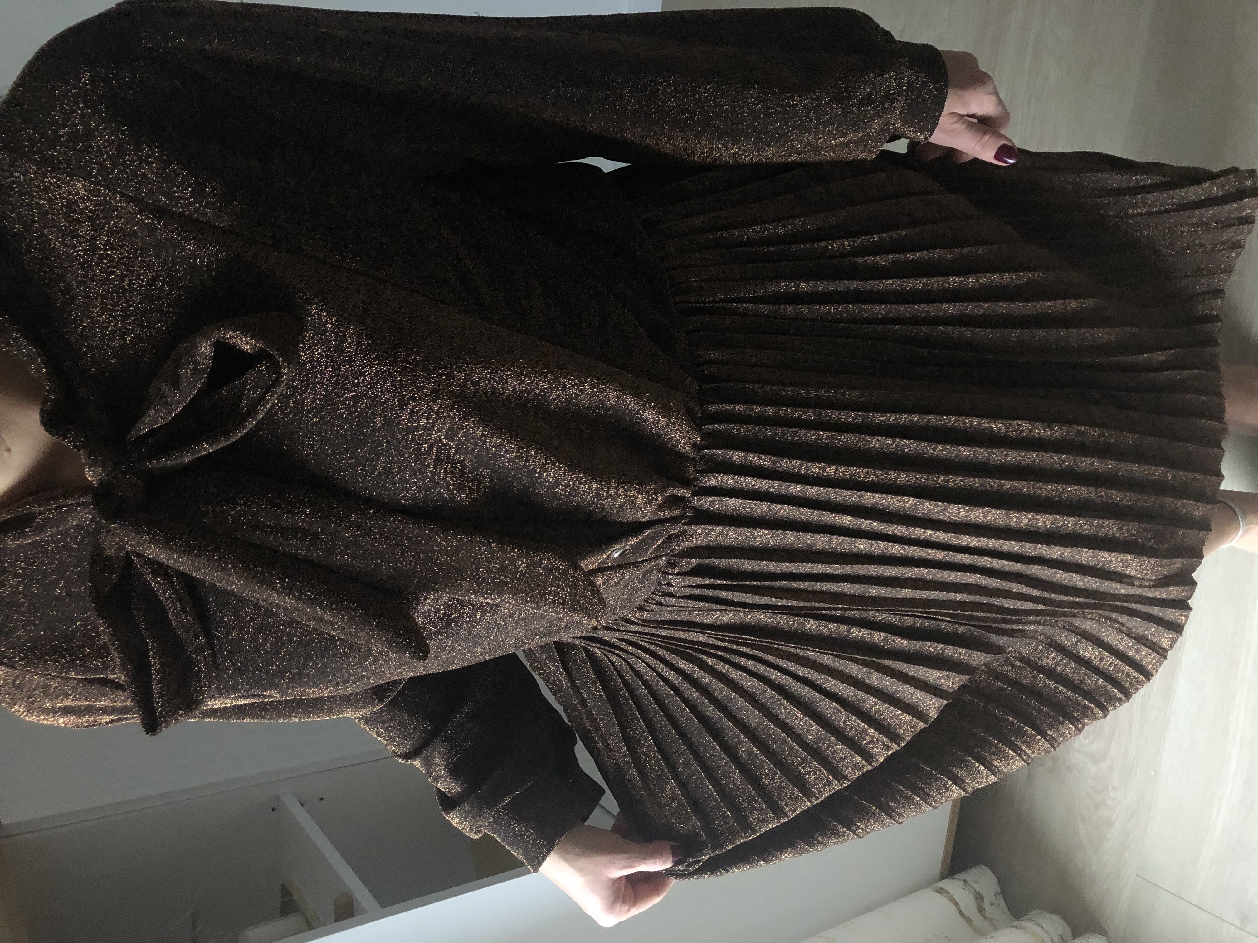 Brązowa sukienka z falbanami