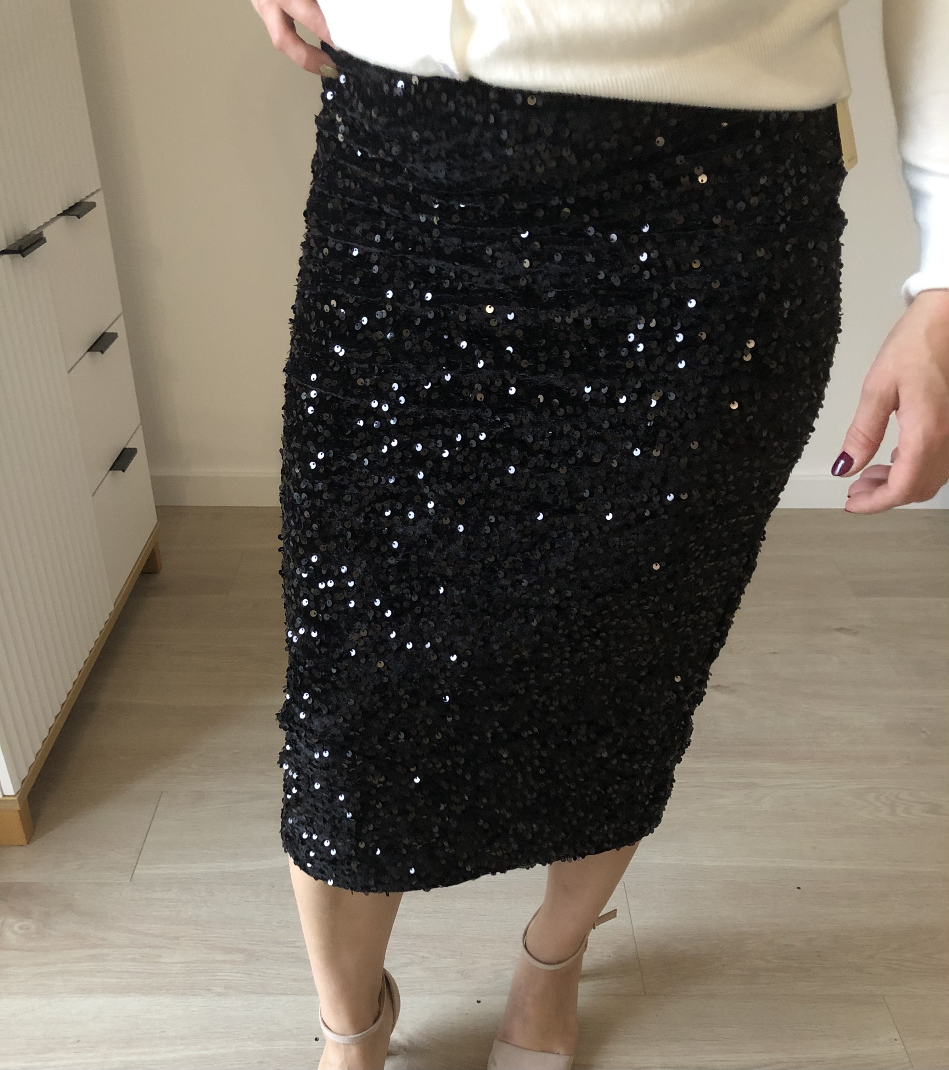 Czarna spódnica z cekinami