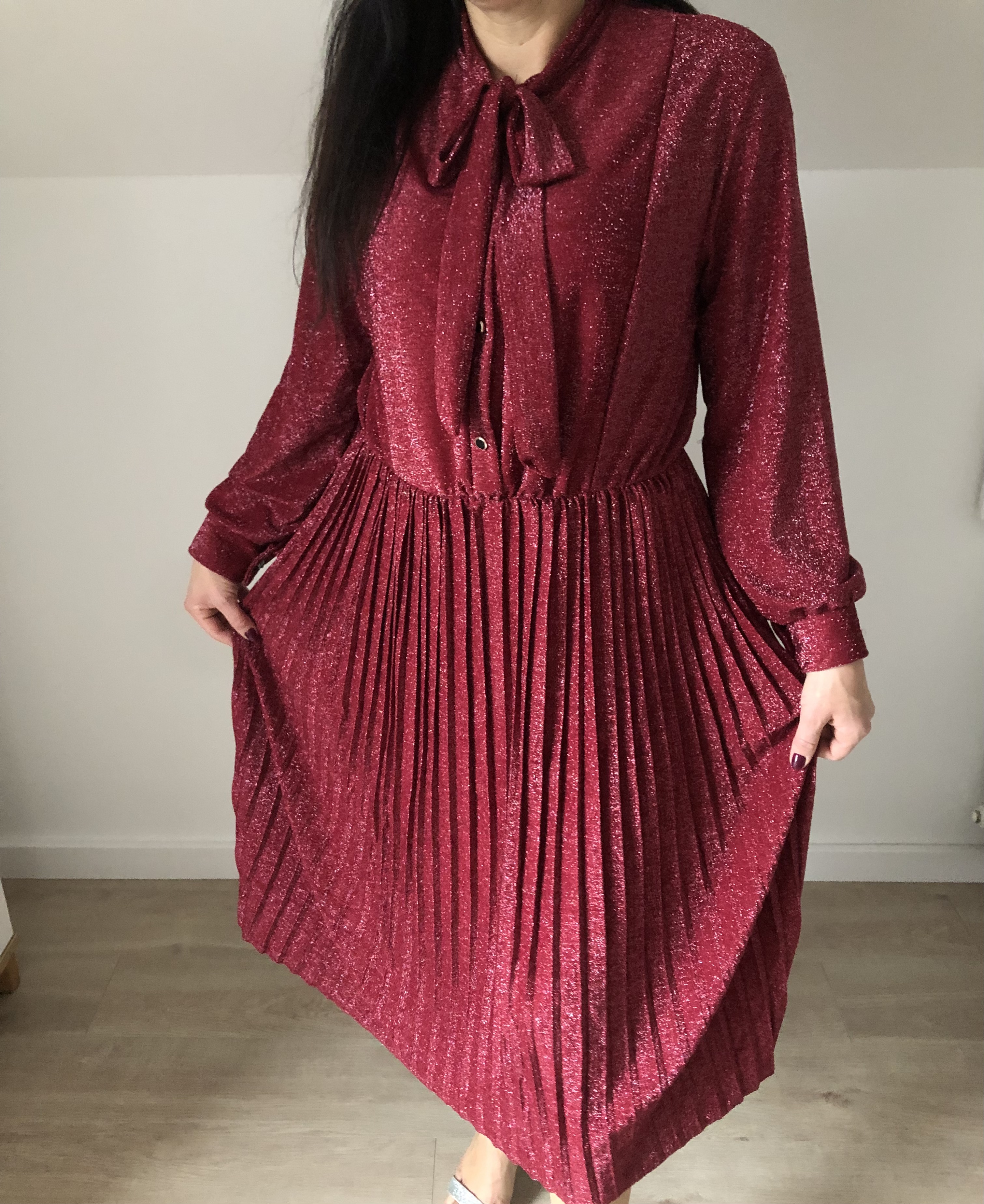 Czerwona plisowana sukienka