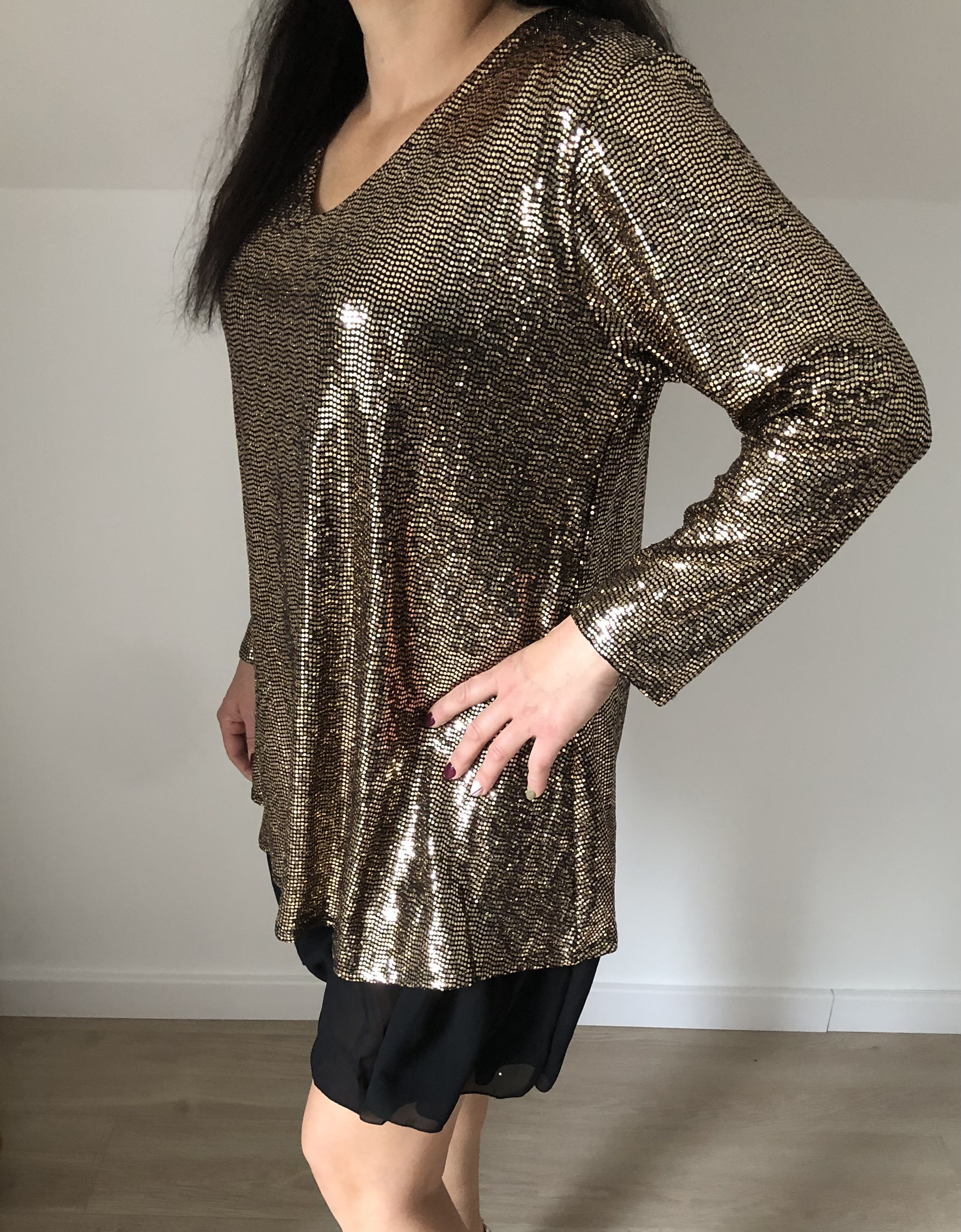 Złota połyskująca sukienka